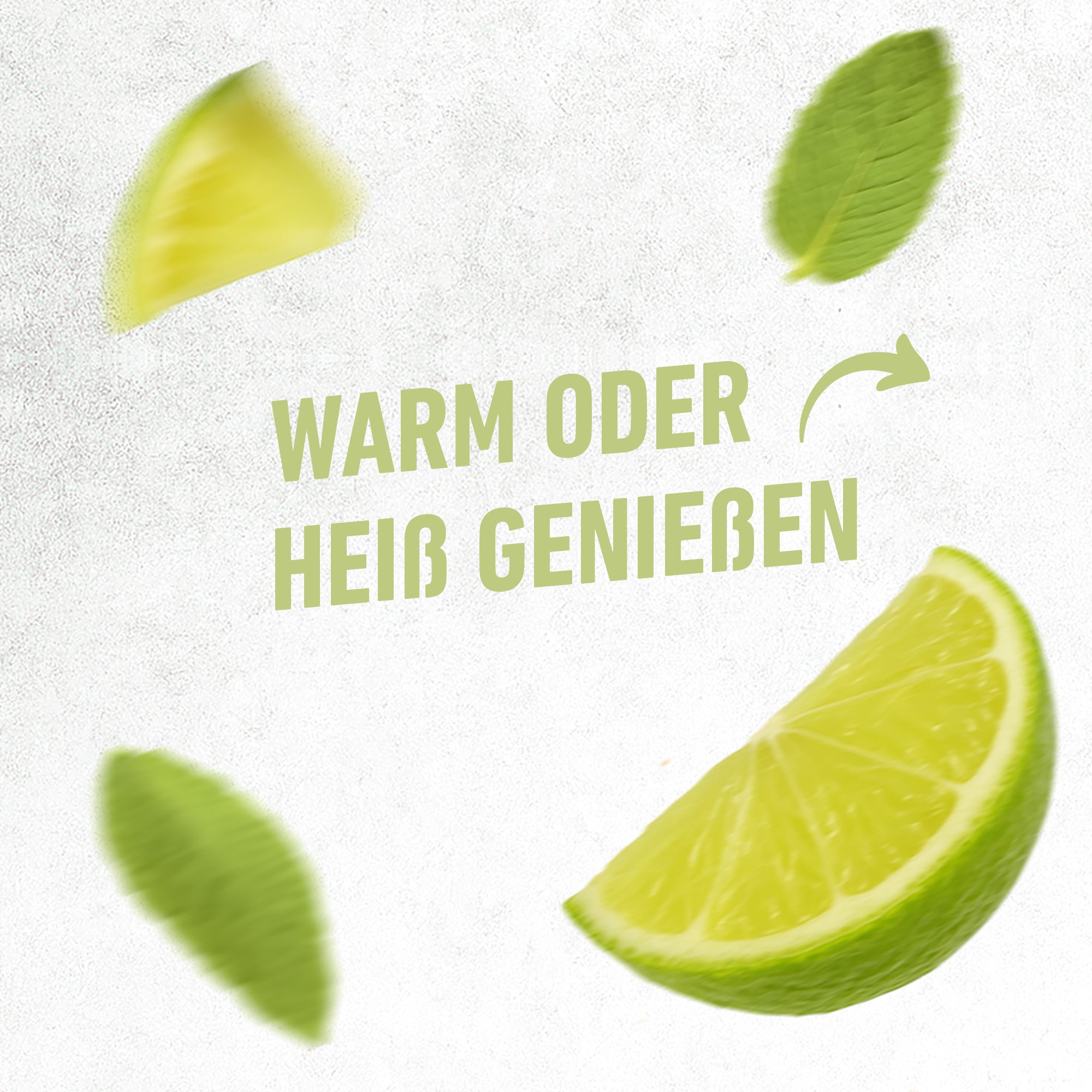 Frisches Limettenstück mit unscharfen Limettenblättern und grünem Text 'warm oder heiß genießen'.