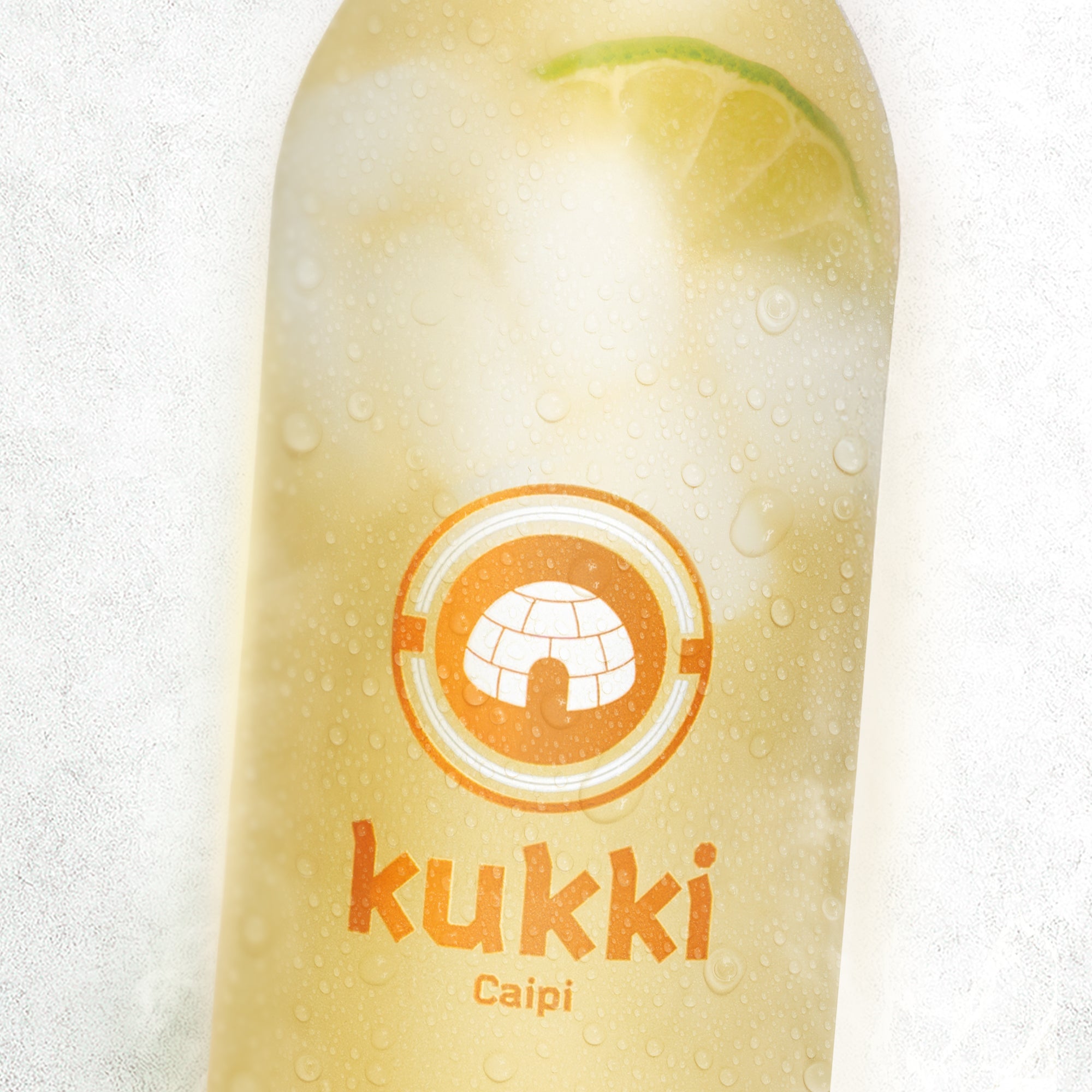 kukki Cocktail Caipi Glasflasche mit Eis und Limettenscheibe, frostige Tropfen, erfrischender Fertigcocktail