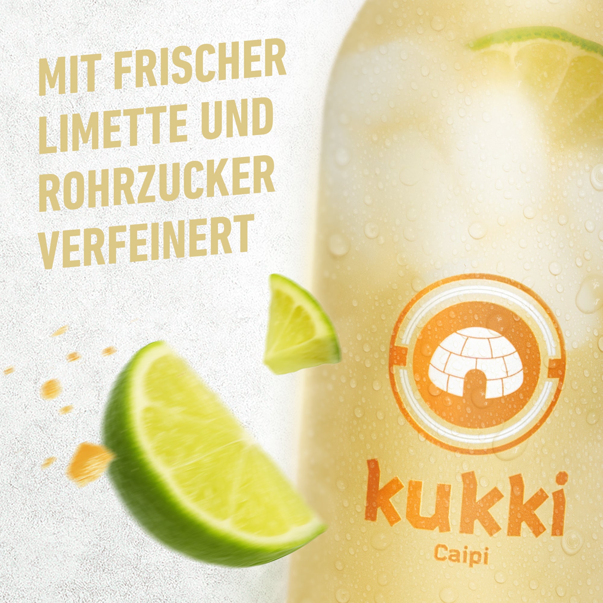 kukki Cocktail Caipi Glasflasche mit Kondenswasser und frischen Limettenstücken vor weiß-goldenem Hintergrund.