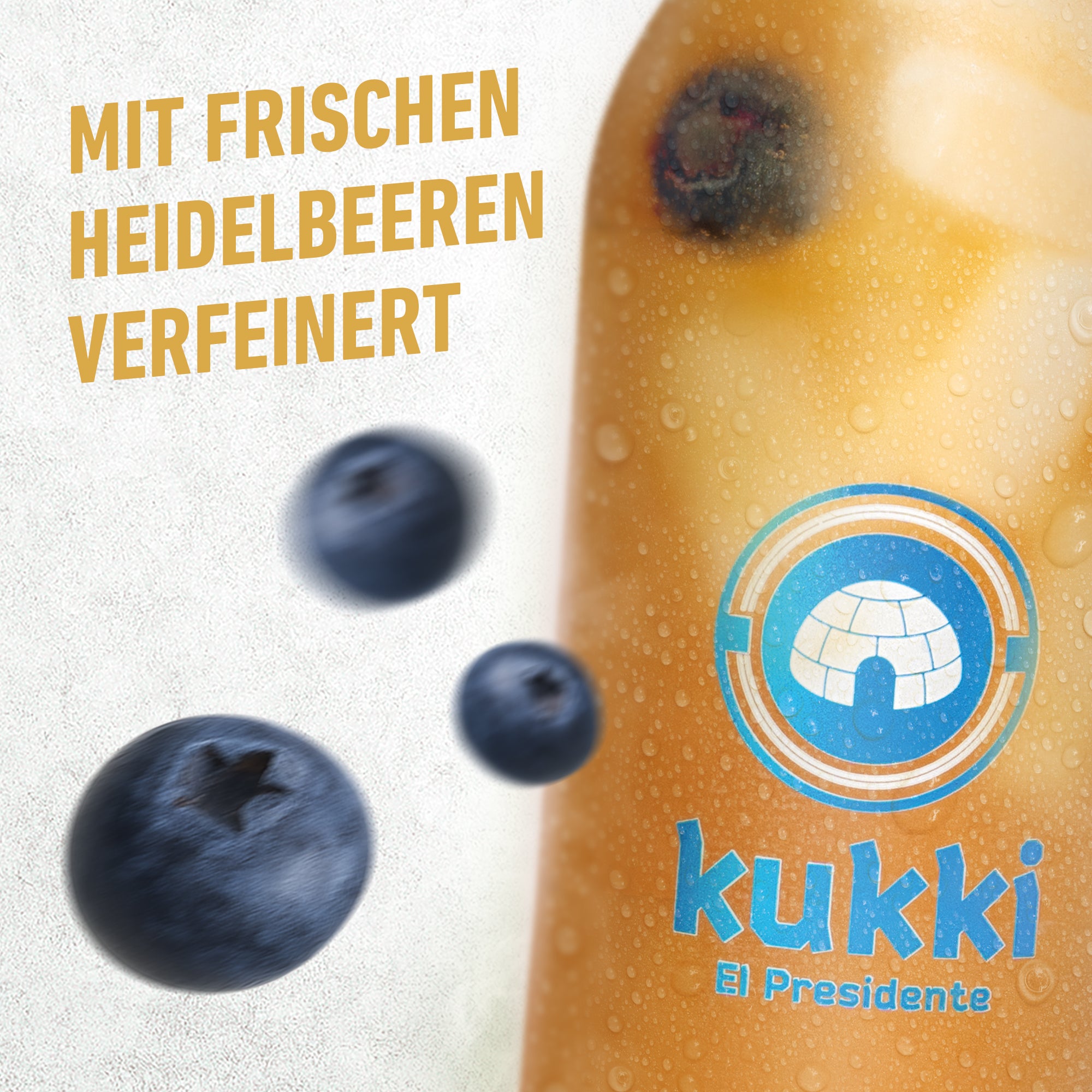kukki Cocktail El Presidente in Glasflasche mit Heidelbeeren, hellem Hintergrund und Kondenswasser