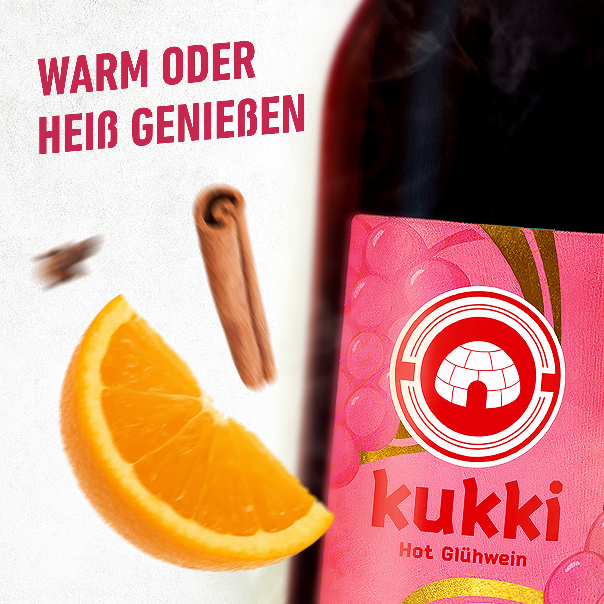 Nahaufnahme einer kukki Cocktail Hot Glühwein Flasche mit Orangen- und Zimtdekoration, rot-pinkem Etikett.