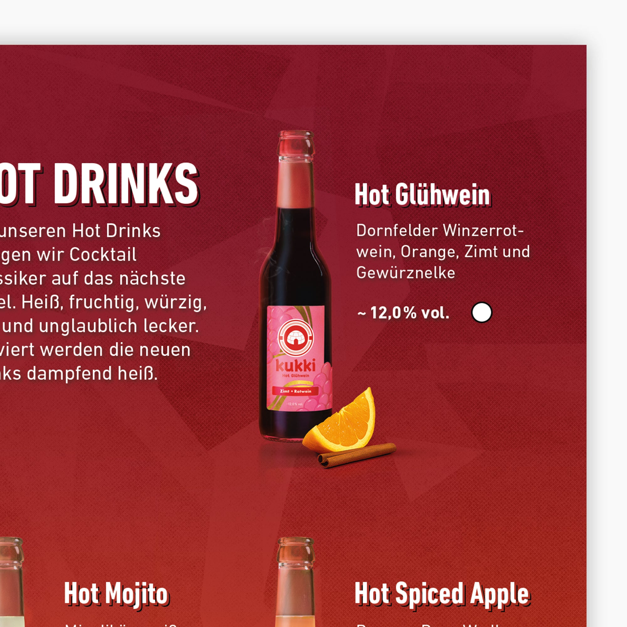 kukki Cocktail Hot Glühwein in Glasflasche mit Zimtstange und Orangenscheibe auf rotem Hintergrund