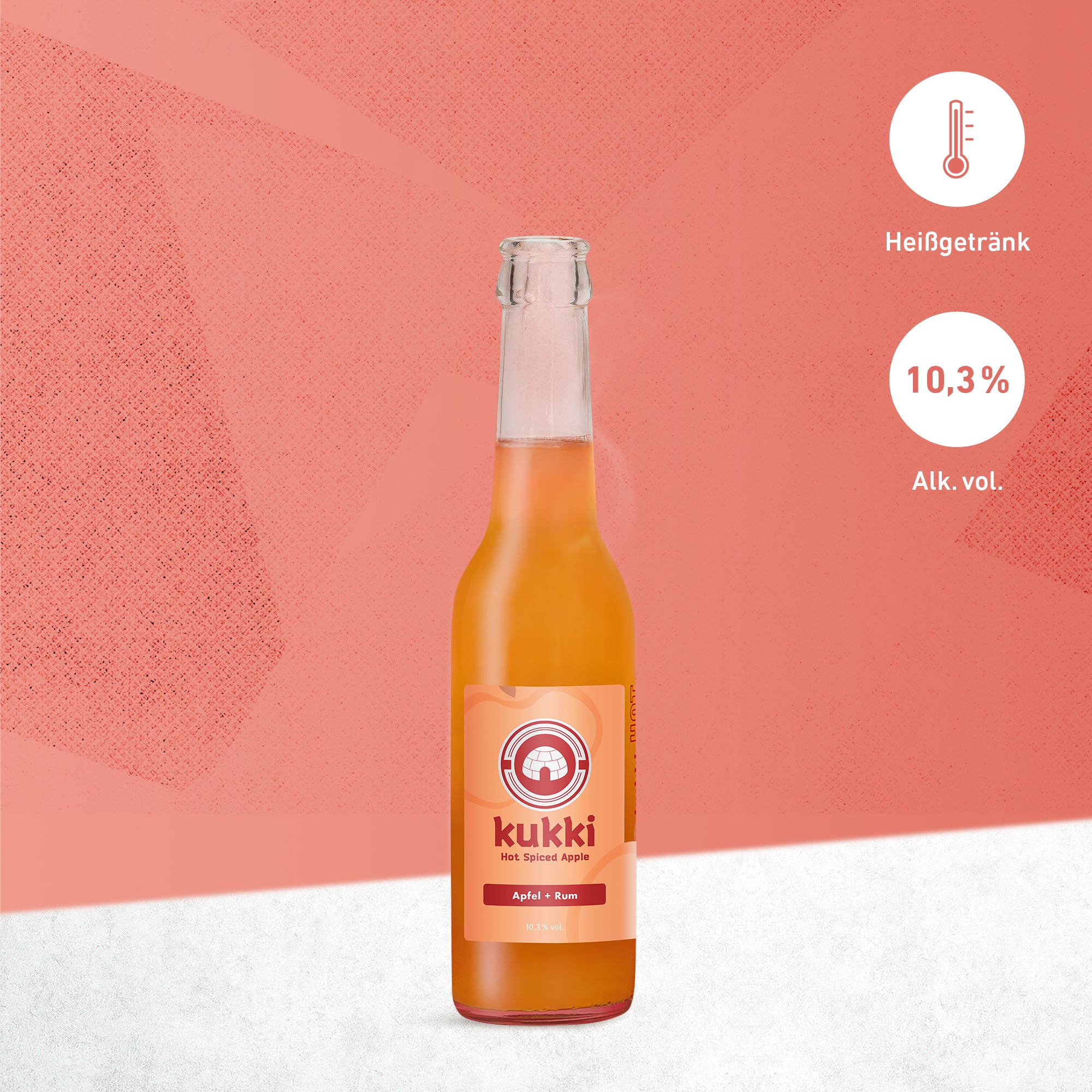 Klare Glasflasche mit kukki Cocktail Hot Spiced Apple Apfel plus Rum vor pinkem Hintergrund