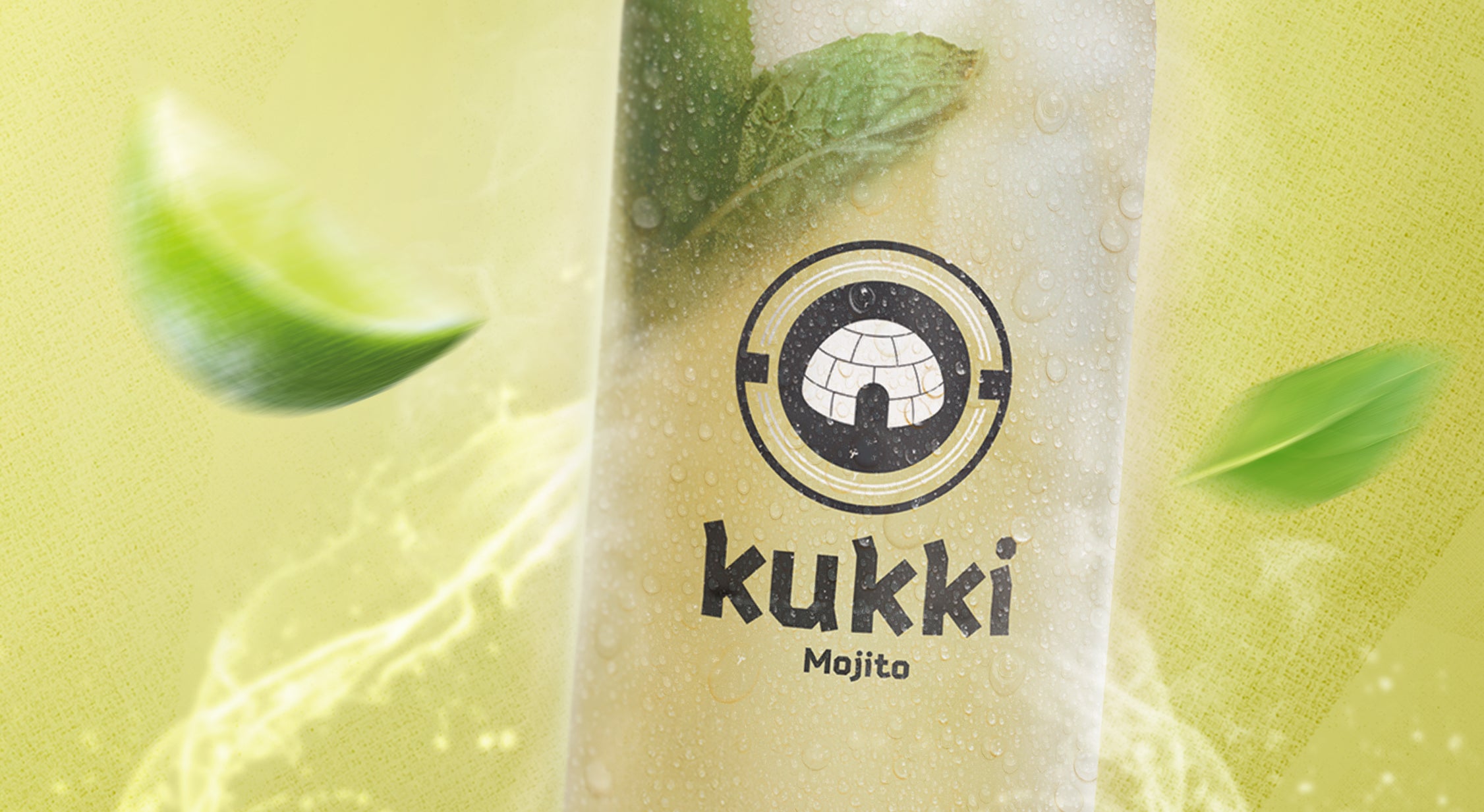 kukki Cocktail Mojito in gefrorener Glasflasche mit Minzblättern und Eiswürfeln vor gelbem Hintergrund