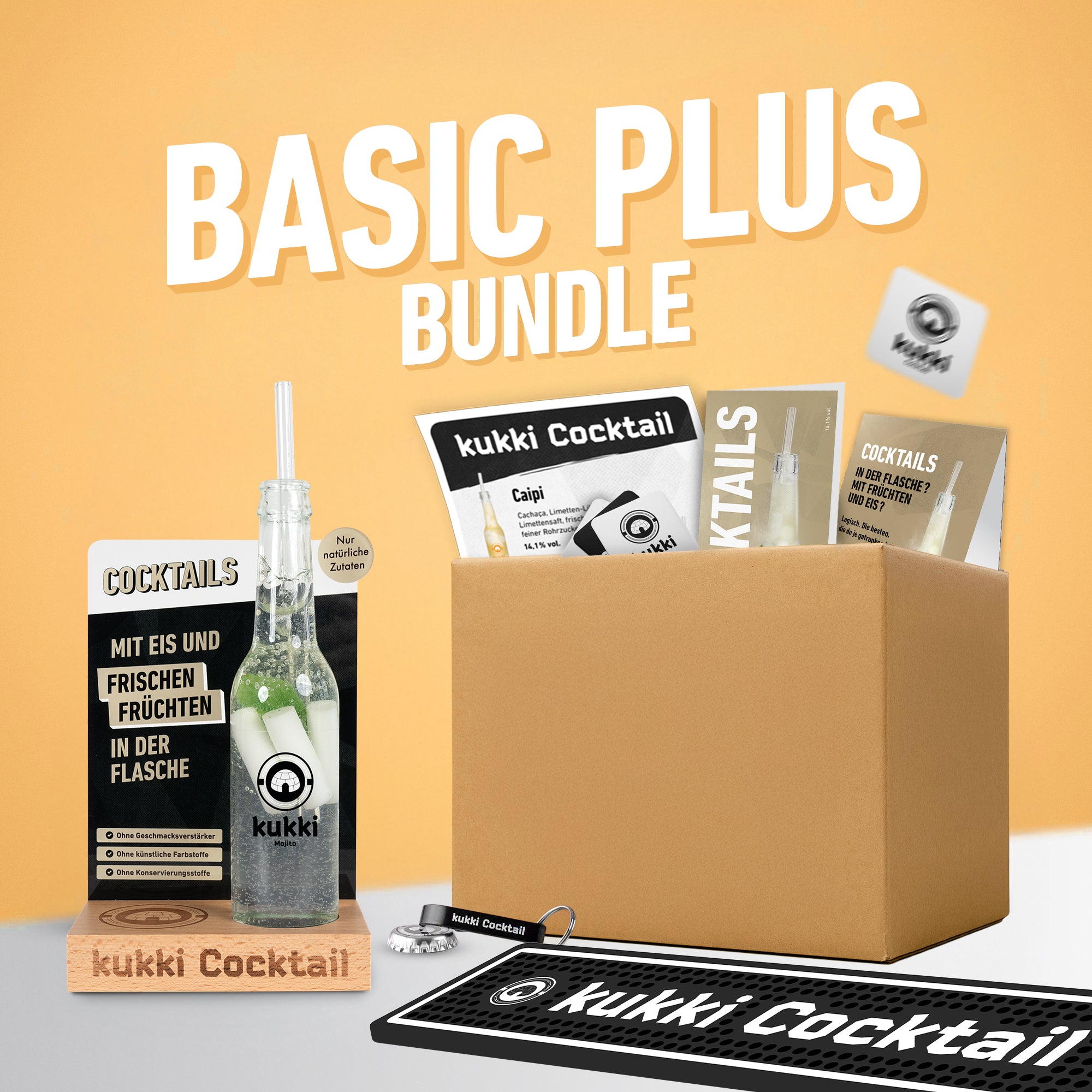 Klarer Glasflasche mit kukki Cocktail Mojito, Limettenscheiben und Eiswürfeln auf Holzstativ.