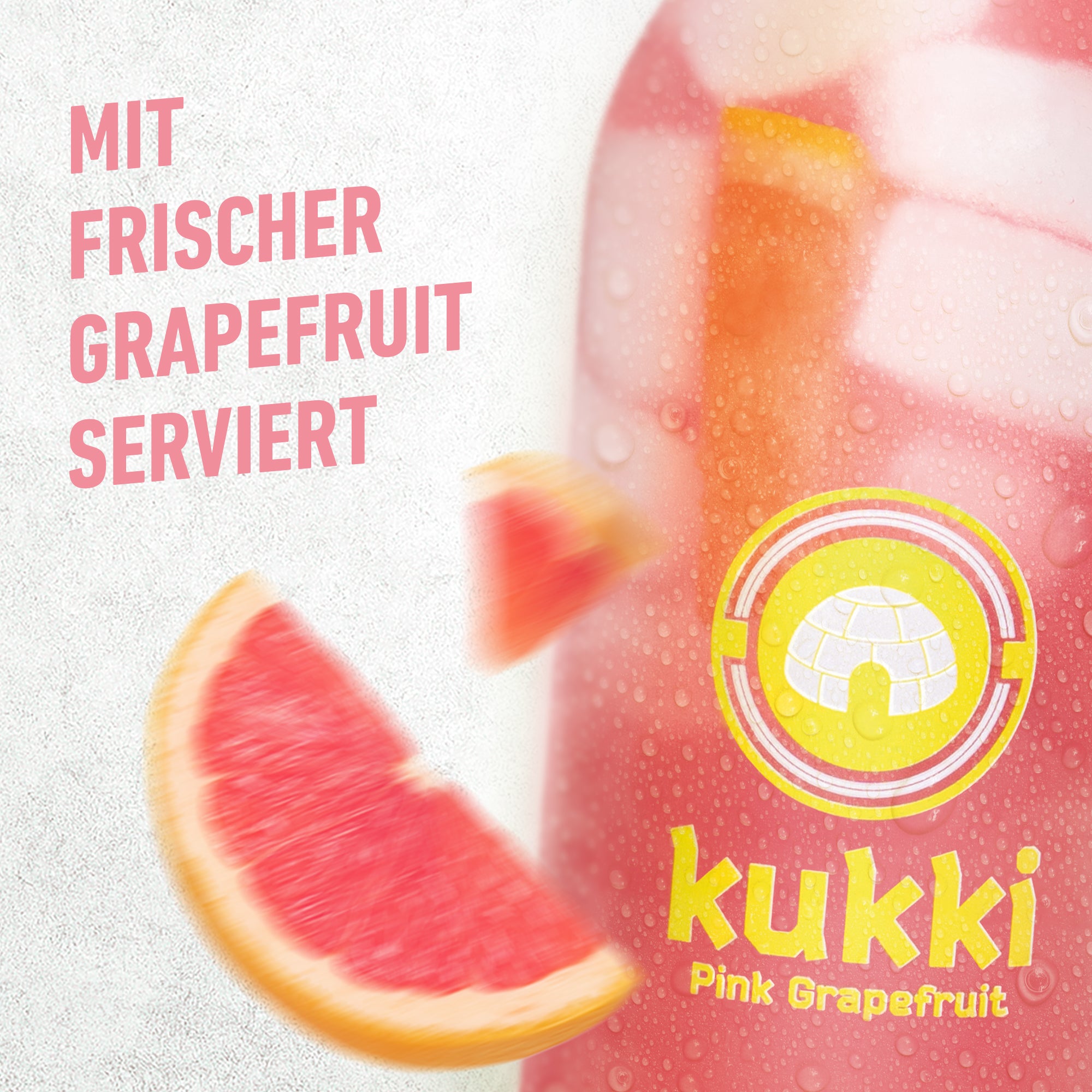 kukki Cocktail Pink Grapefruit in Glasflasche mit Eis und frischer Grapefruit