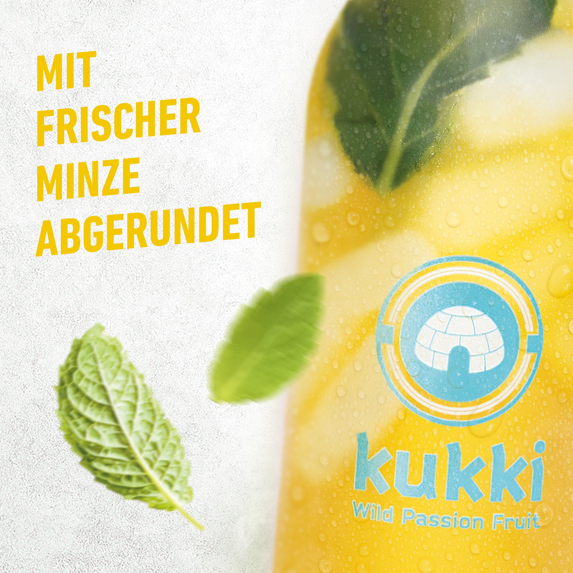 kukki Cocktail Wild Passion Fruit Glasflasche mit Kondenswasser und frischer Minze vor hellem Hintergrund