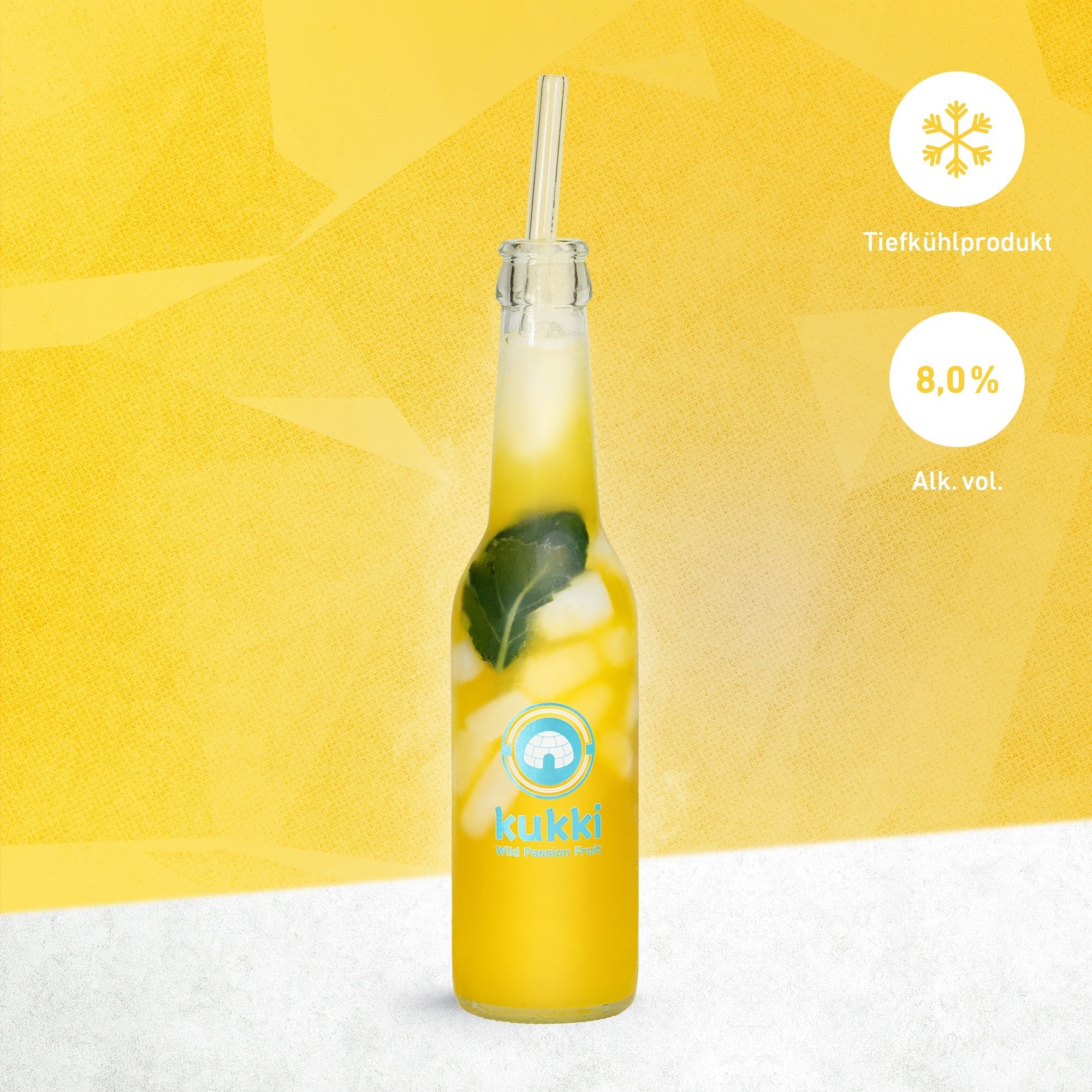 kukki Cocktail Wild Passion Fruit in Glasflasche mit Eiswürfeln und grünem Blatt
