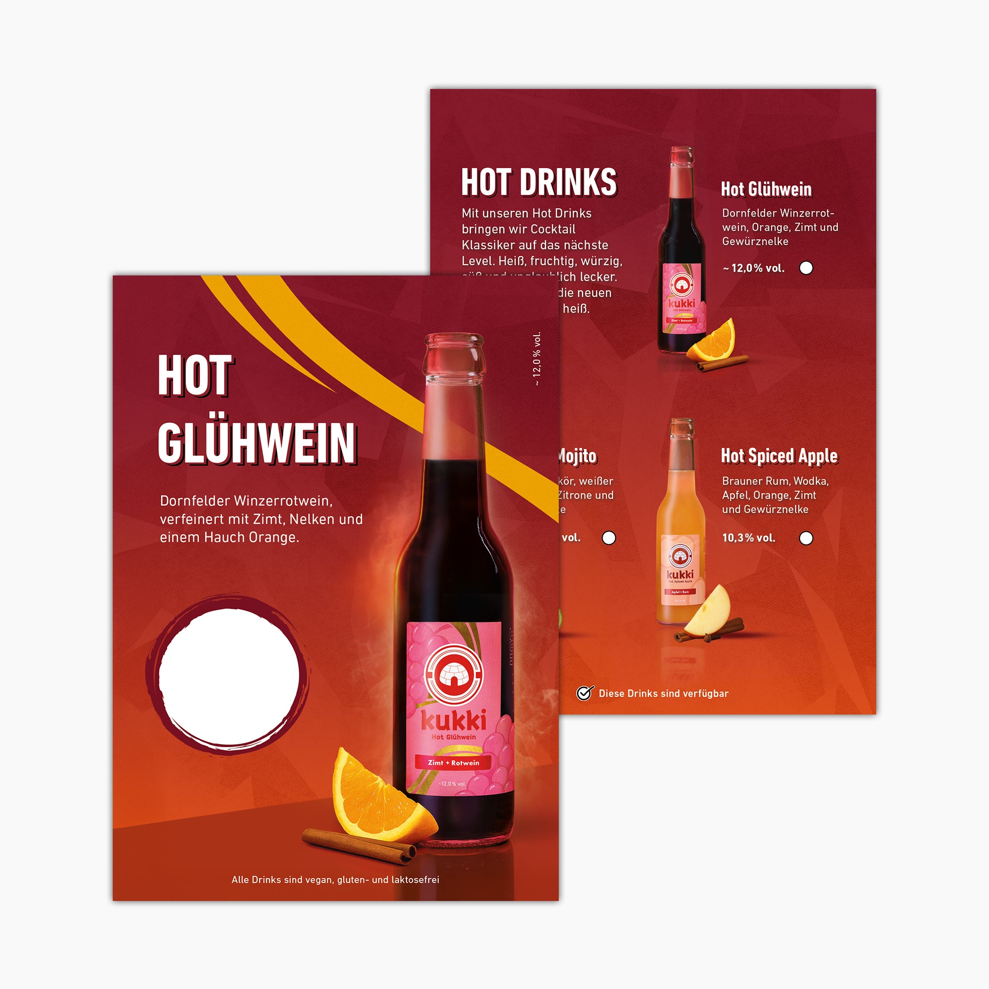 kukki hot glühwein in einer Glasflasche mit Orangenscheibe und Zimtstange vor rotem Hintergrund
