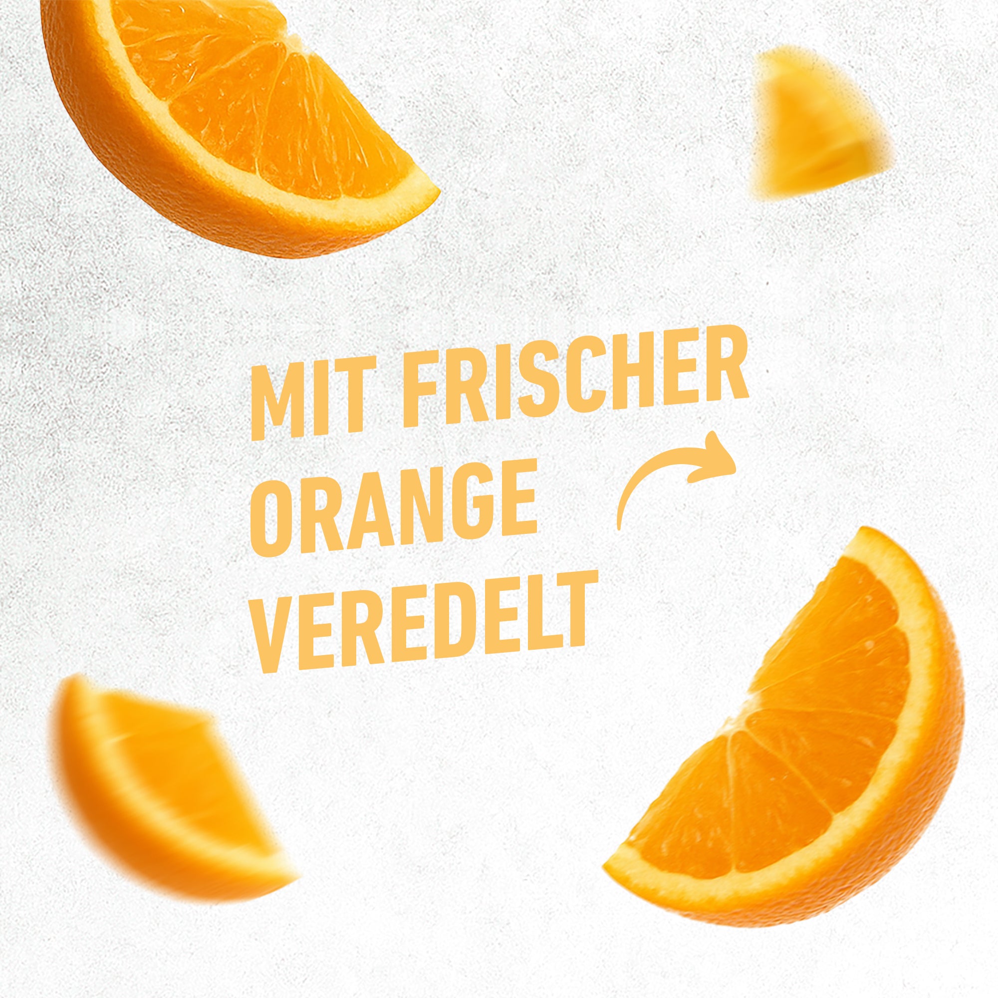 Vier frische Orangenscheiben auf weißem Hintergrund