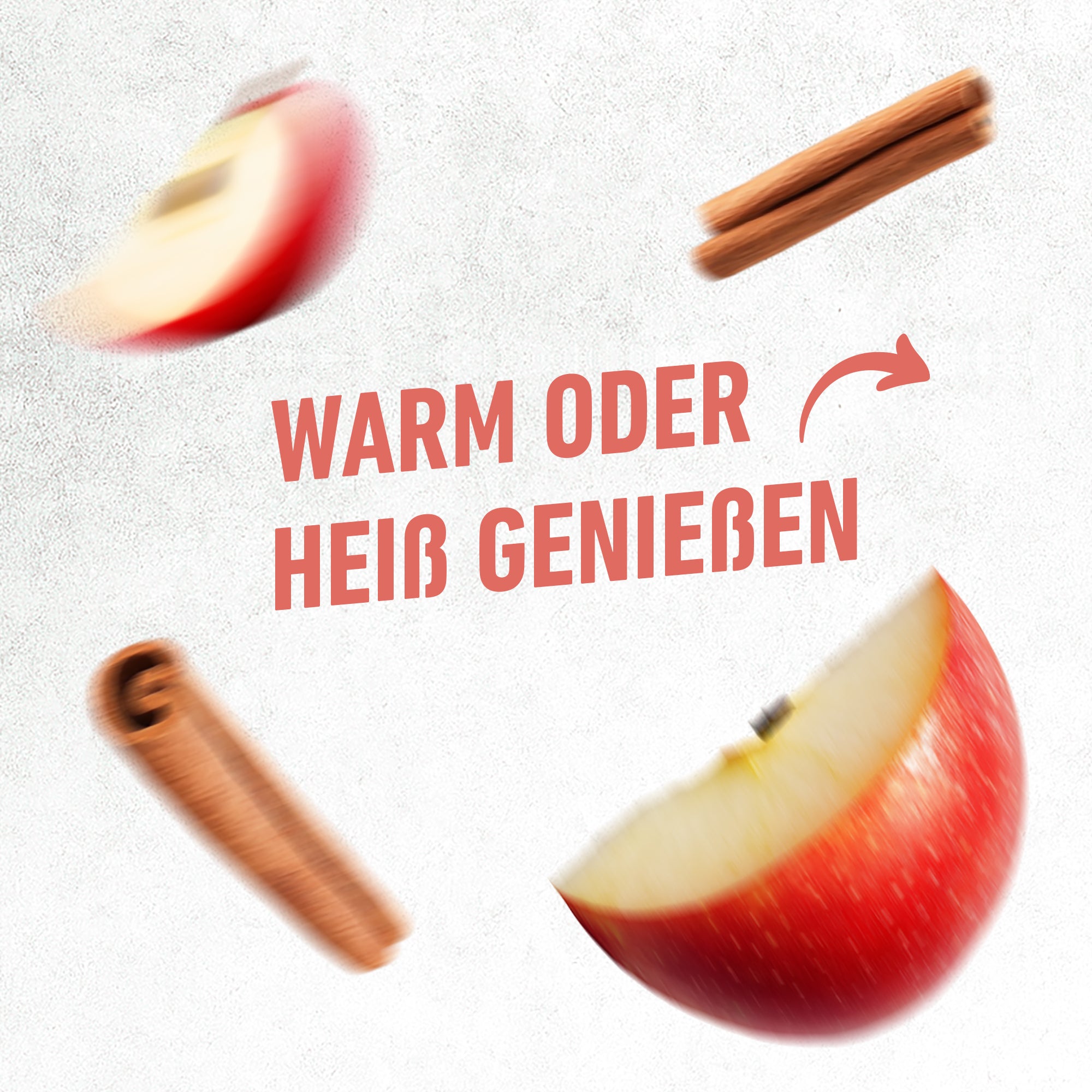 Zwei diagonale Apfelscheiben mit roten Schalen und zwei Zimtstangen auf weißem Hintergrund.