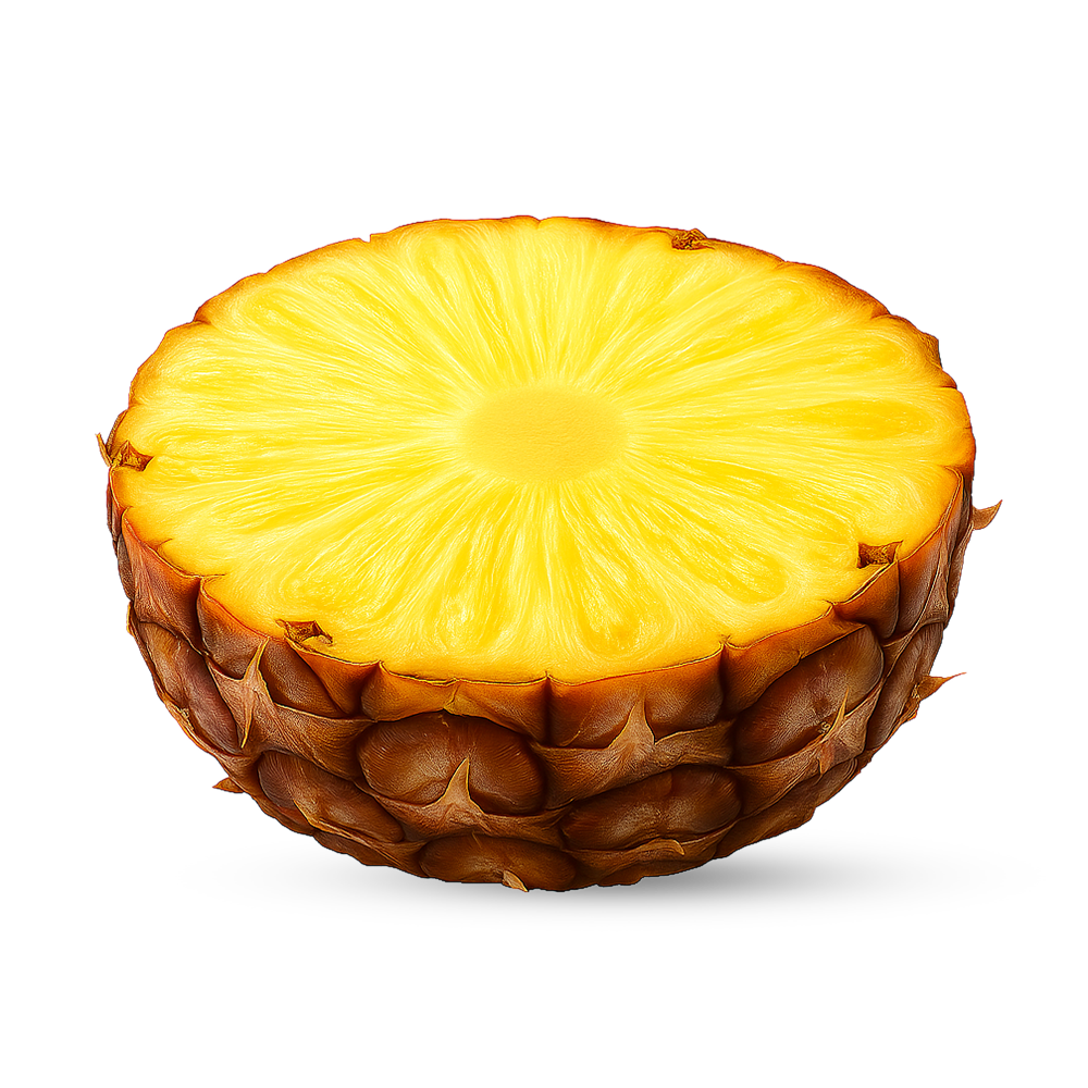 Aufgeschnittene halbe Ananas mit gelbem Fruchtfleisch vor weißem Hintergrund.