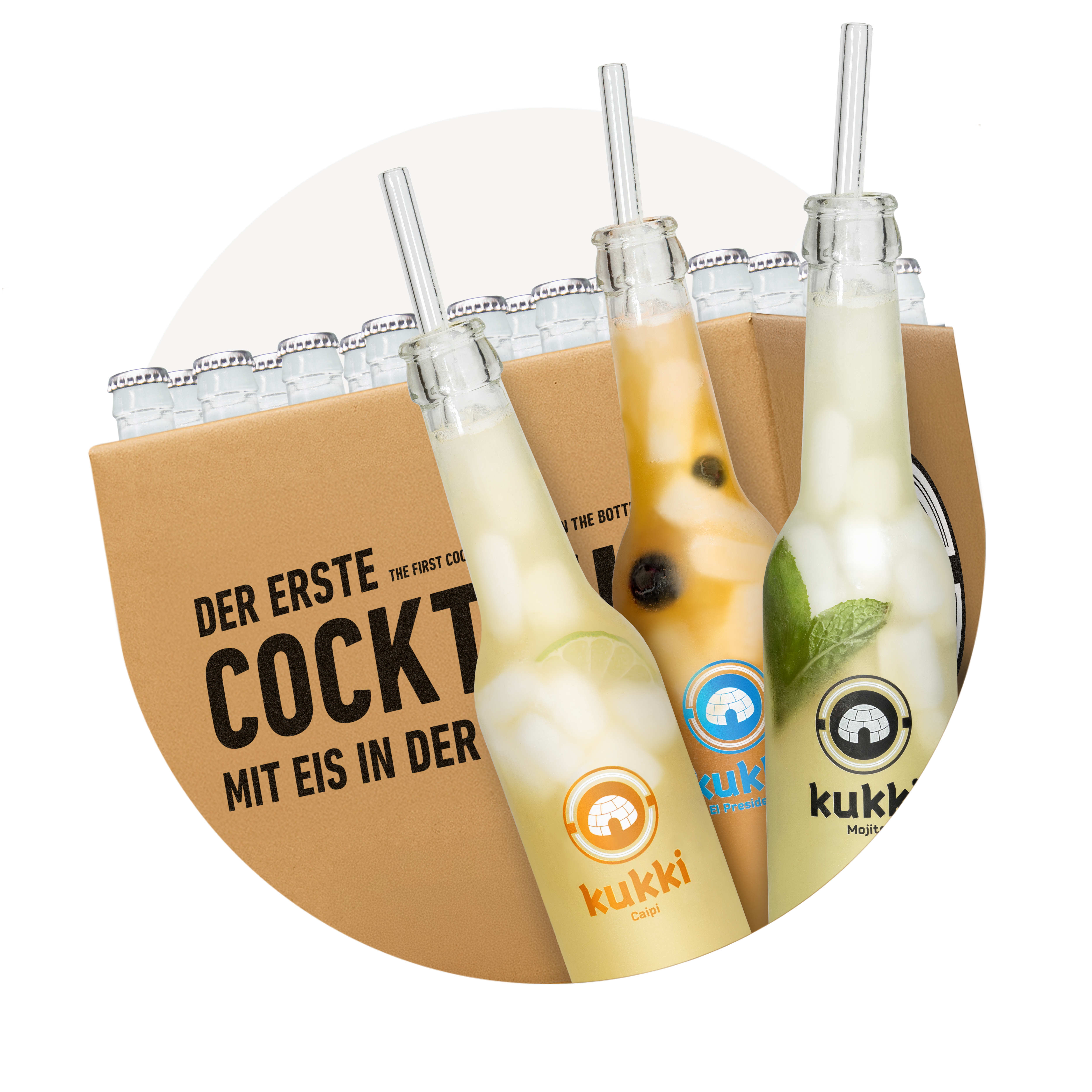 Drei kukki Cocktail Glasflaschen mit Eis und Strohhalmen in den Sorten Caipi, El Presidente und Mojito vor einem braunen Sechserkarton