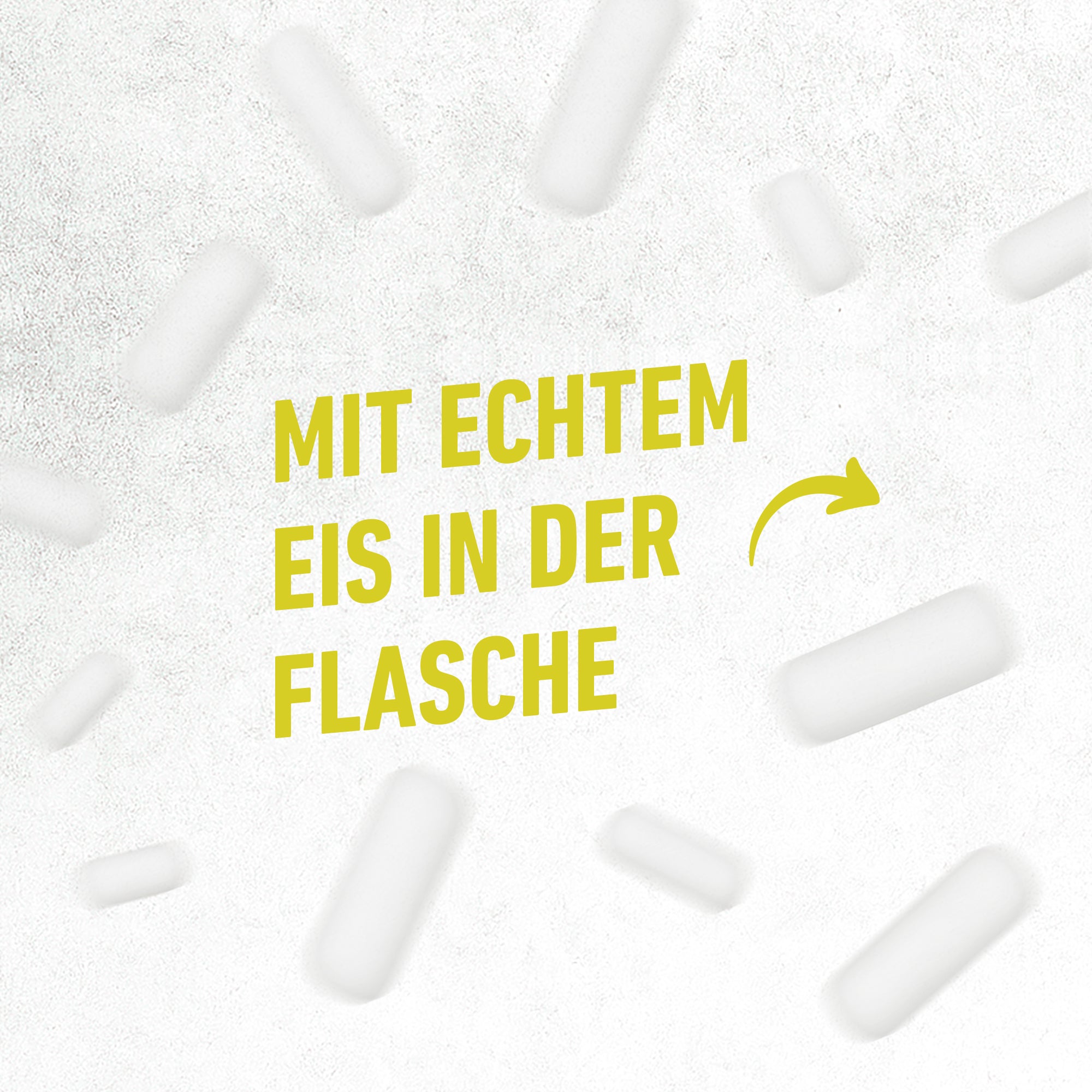 Weiße kapselartige Eisstücke vor strukturiertem Hintergrund mit gelbem Text: Mit echtem Eis in der Flasche.