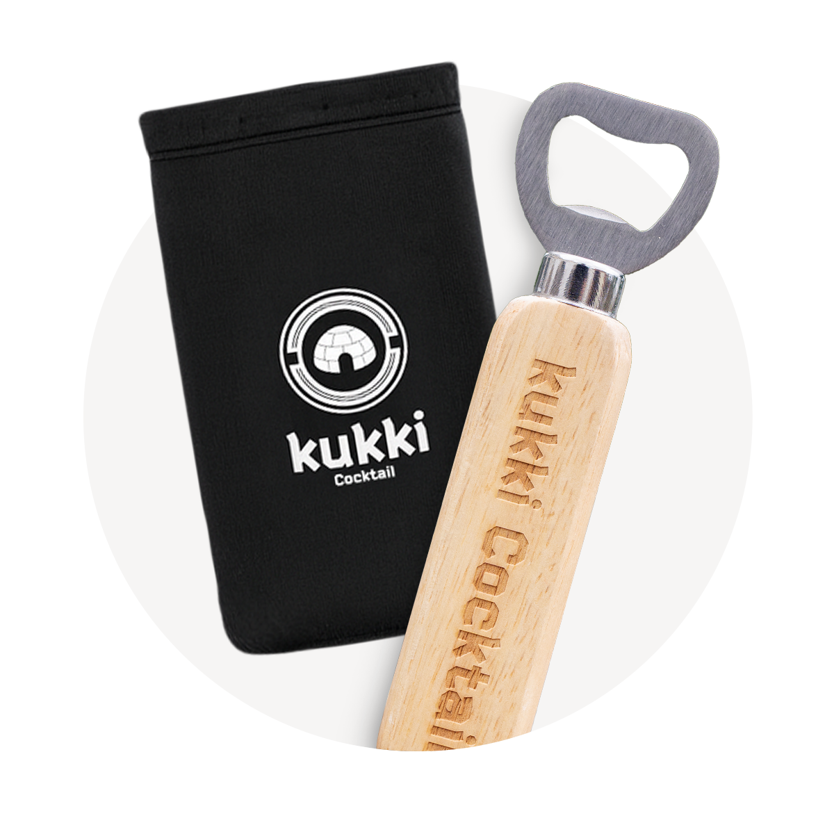 Metallischer Flaschenöffner mit Holzgriff und eingraviertem Logo kukki Cocktail neben schwarzer Stofftasche mit weißem Iglu-Logo.