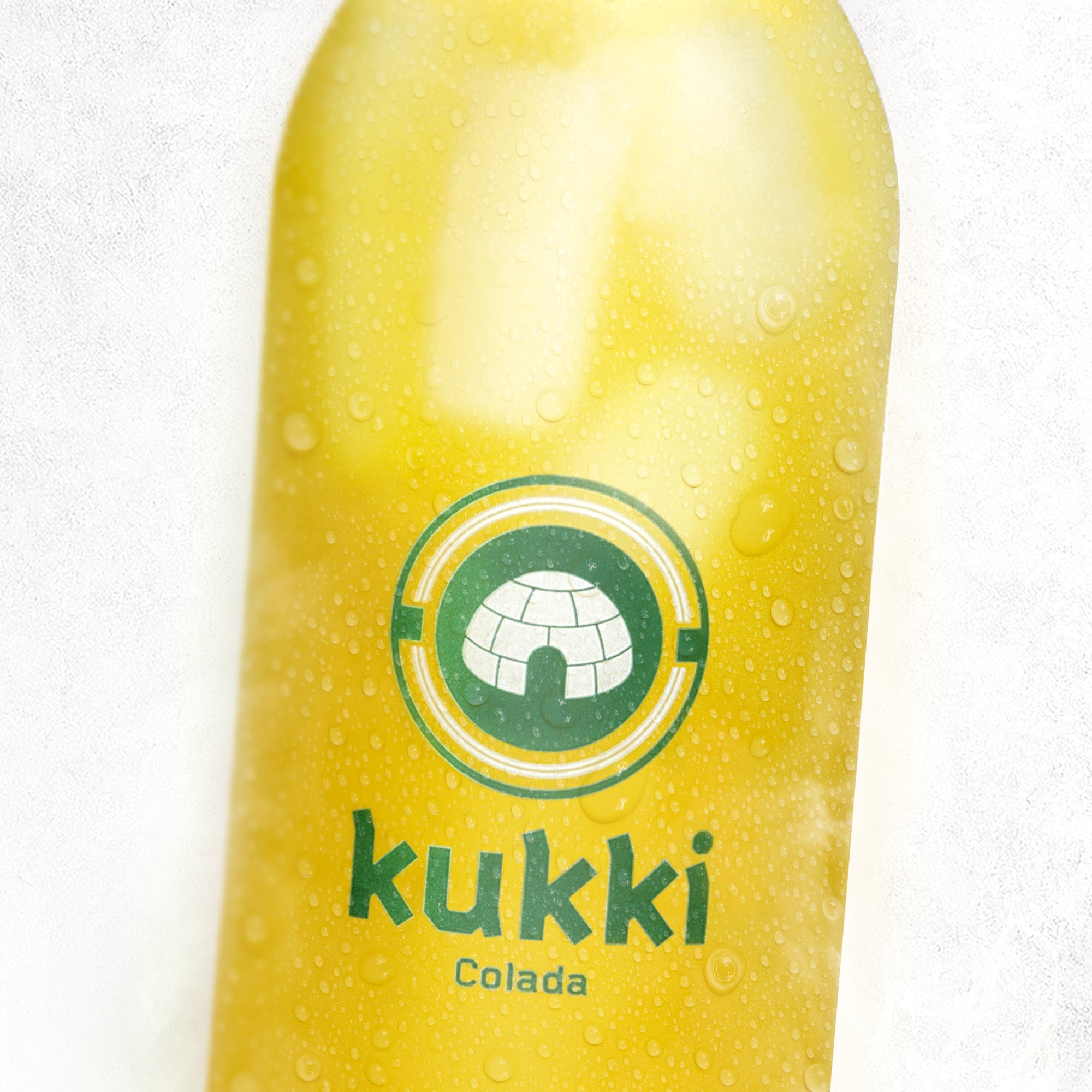 Gefrorener gelber kukki Cocktail Colada Eis am Stiel mit Wassertropfen und Iglu-Logo auf weißem Hintergrund