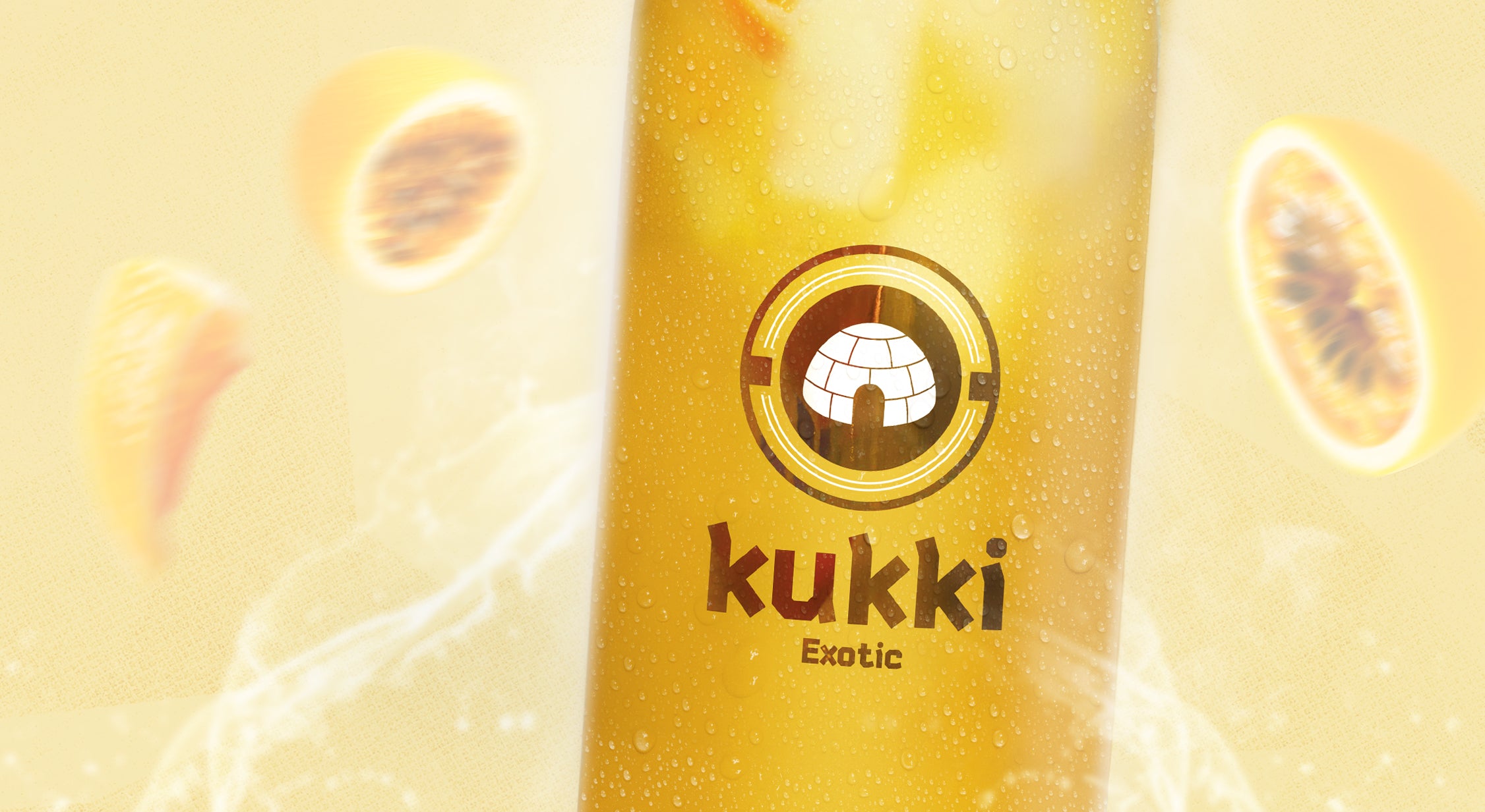 Gefrostetes Glas mit kukki Cocktail Exotic und gelb-orangefarbenem Saft