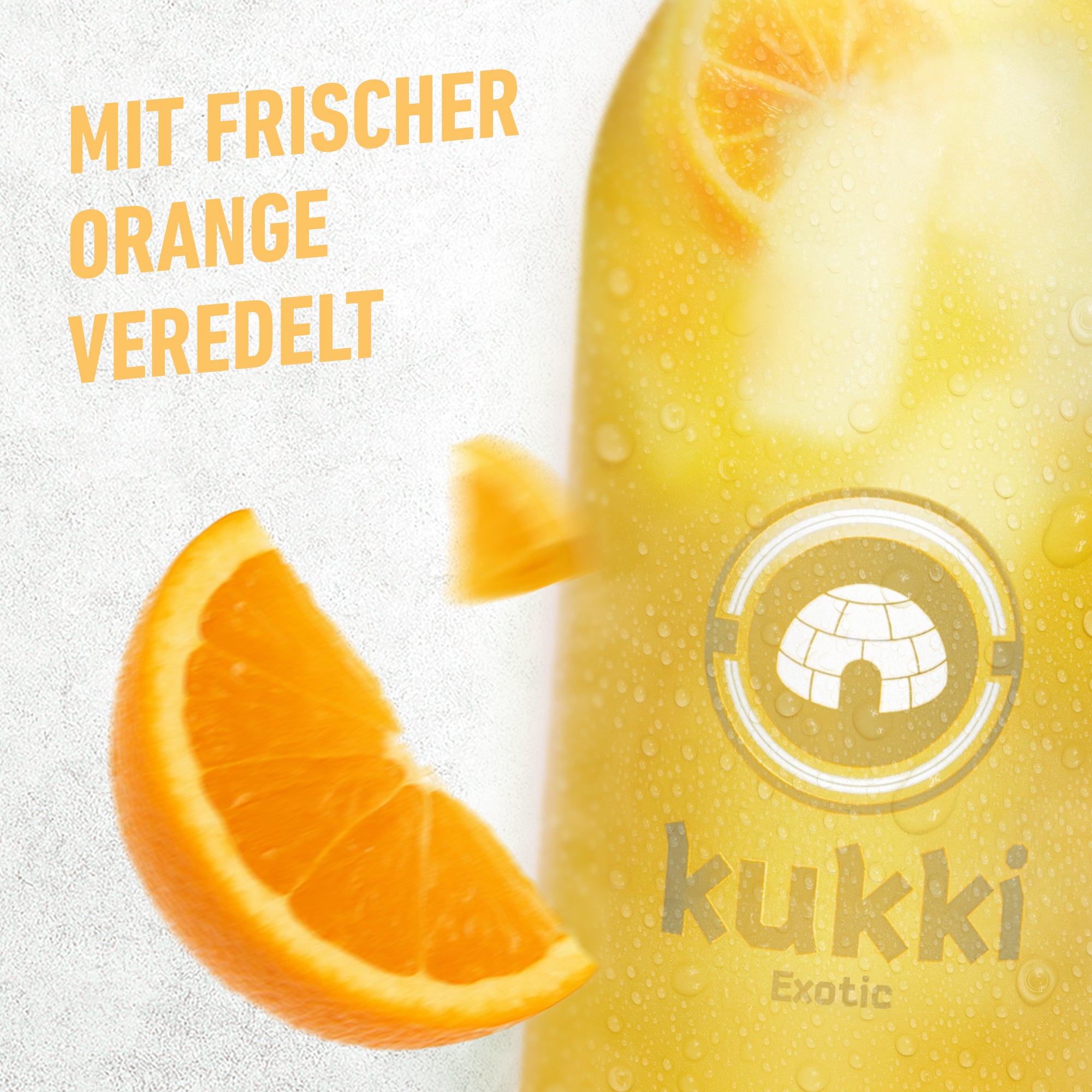 Gelbe kukki Cocktailflasche Exotic mit Kondensationstropfen und Orangenscheibe auf weißem Hintergrund