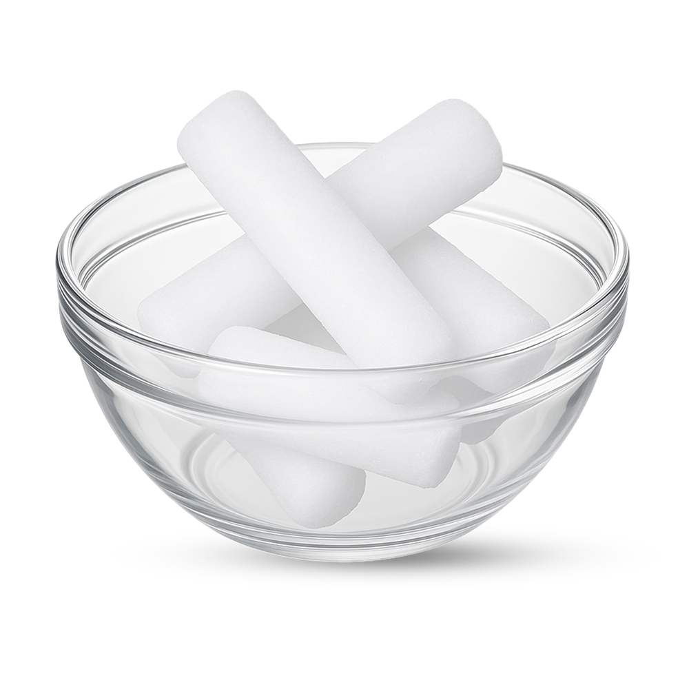 Klares Glas mit weißen zylindrischen Eissticks für kukki Cocktails.