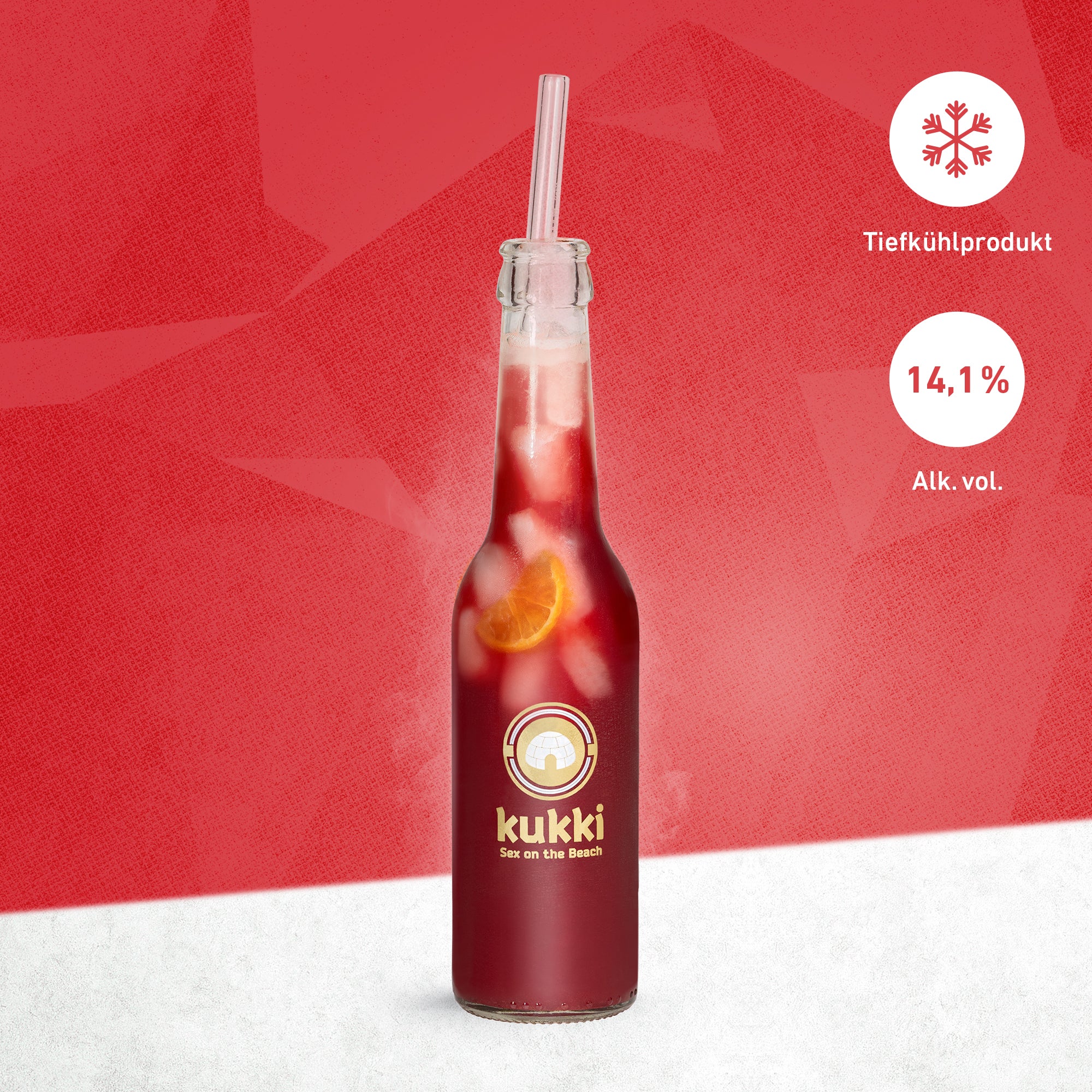 Glasflasche mit kukki Cocktail Sex on the Beach, gefrorenem rotem Cocktail, Eis und Orangenscheibe