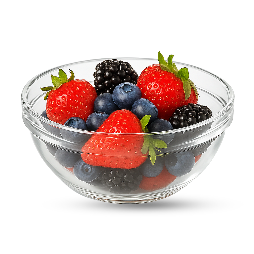 Klare Glasschale mit frischen Erdbeeren, Blaubeeren und Brombeeren