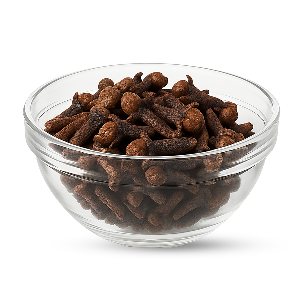 Transparente Glasschale gefüllt mit getrockneten, dunkelbraunen Gewürznelken.