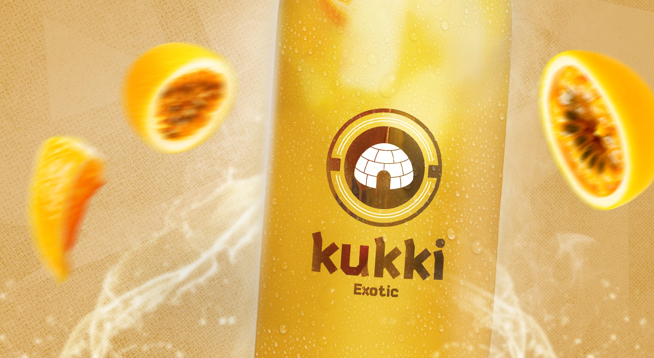 Kaltes Glas mit kukki Cocktail Exclusive und Passionfruchtscheiben auf beigem Hintergrund