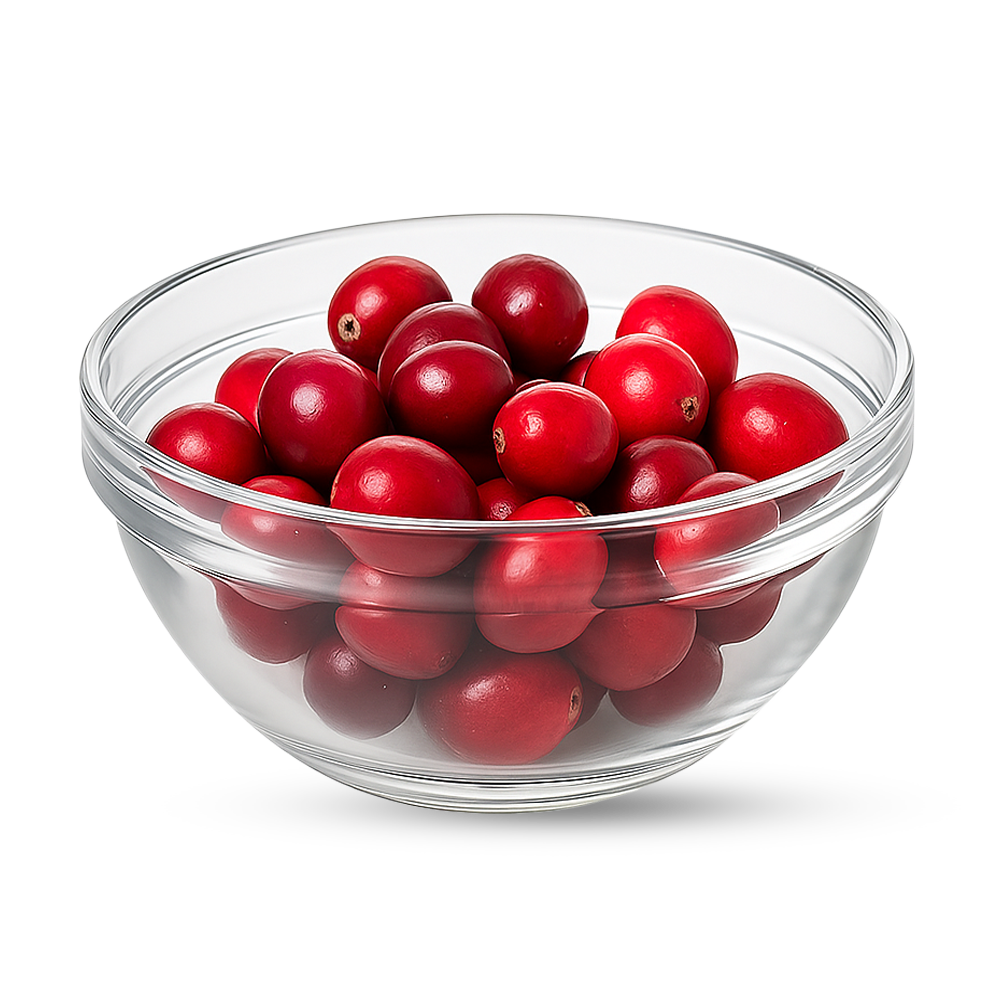 Klare Glasschale mit frischen, glänzenden roten Cranberries auf weißem Hintergrund für kukki Cocktail Zubereitung.