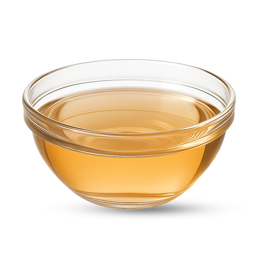 Klare Glasschale mit goldbrauner Flüssigkeit als Zutat für kukki Cocktail Caipi.