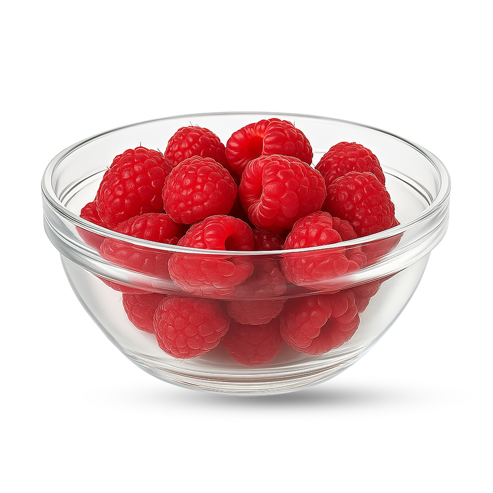 Klare Schale mit frischen roten Himbeeren vor weißem Hintergrund