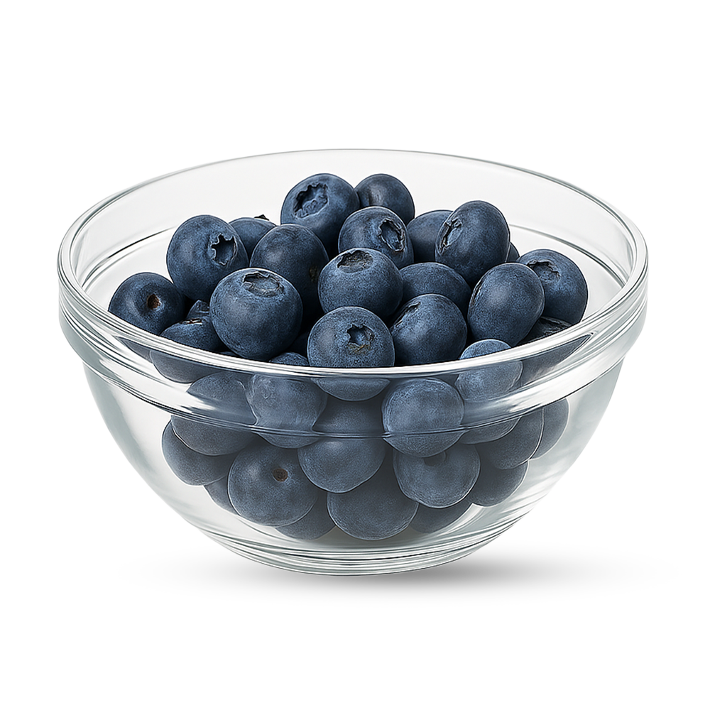 Klarer Glasbecher voller frischer, reifer Blaubeeren auf einem Holztisch.