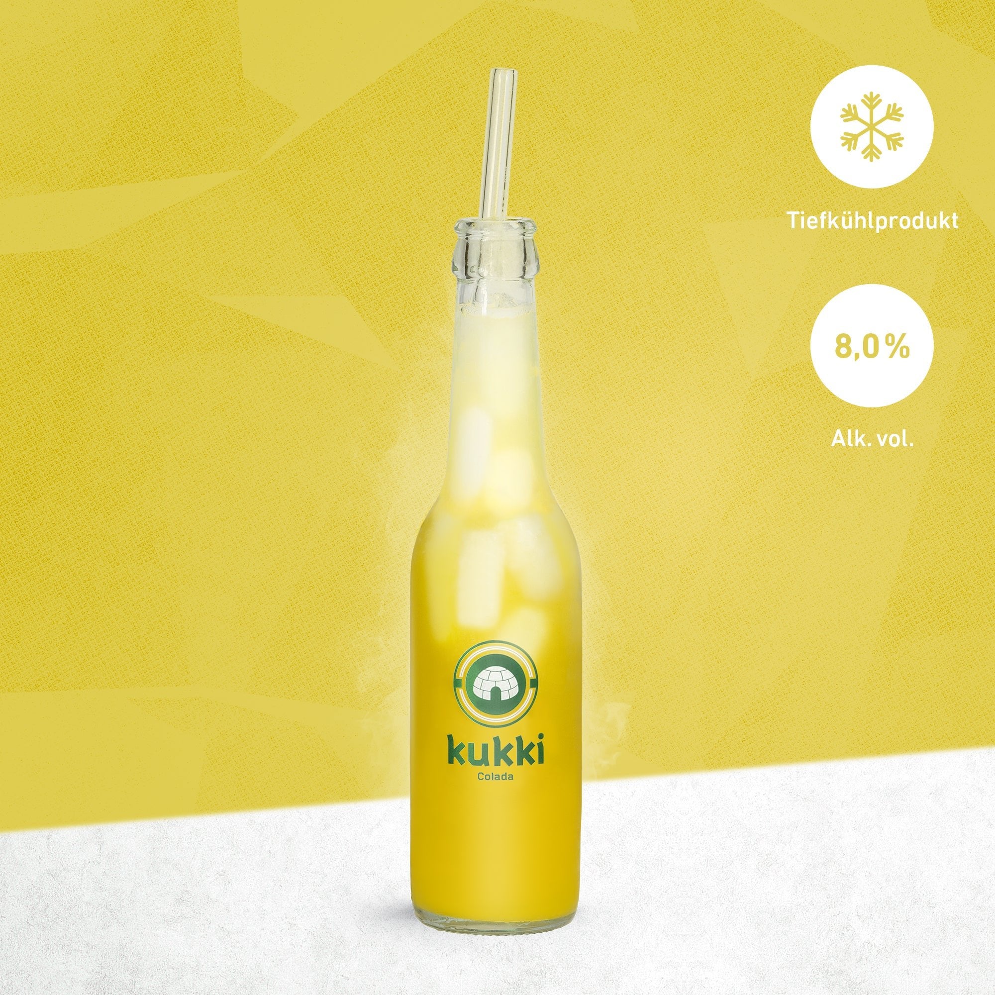 kukki Cocktail Colada in klarer Glasflasche mit Eiswürfeln und Strohhalm vor gelbem und weißem Hintergrund.