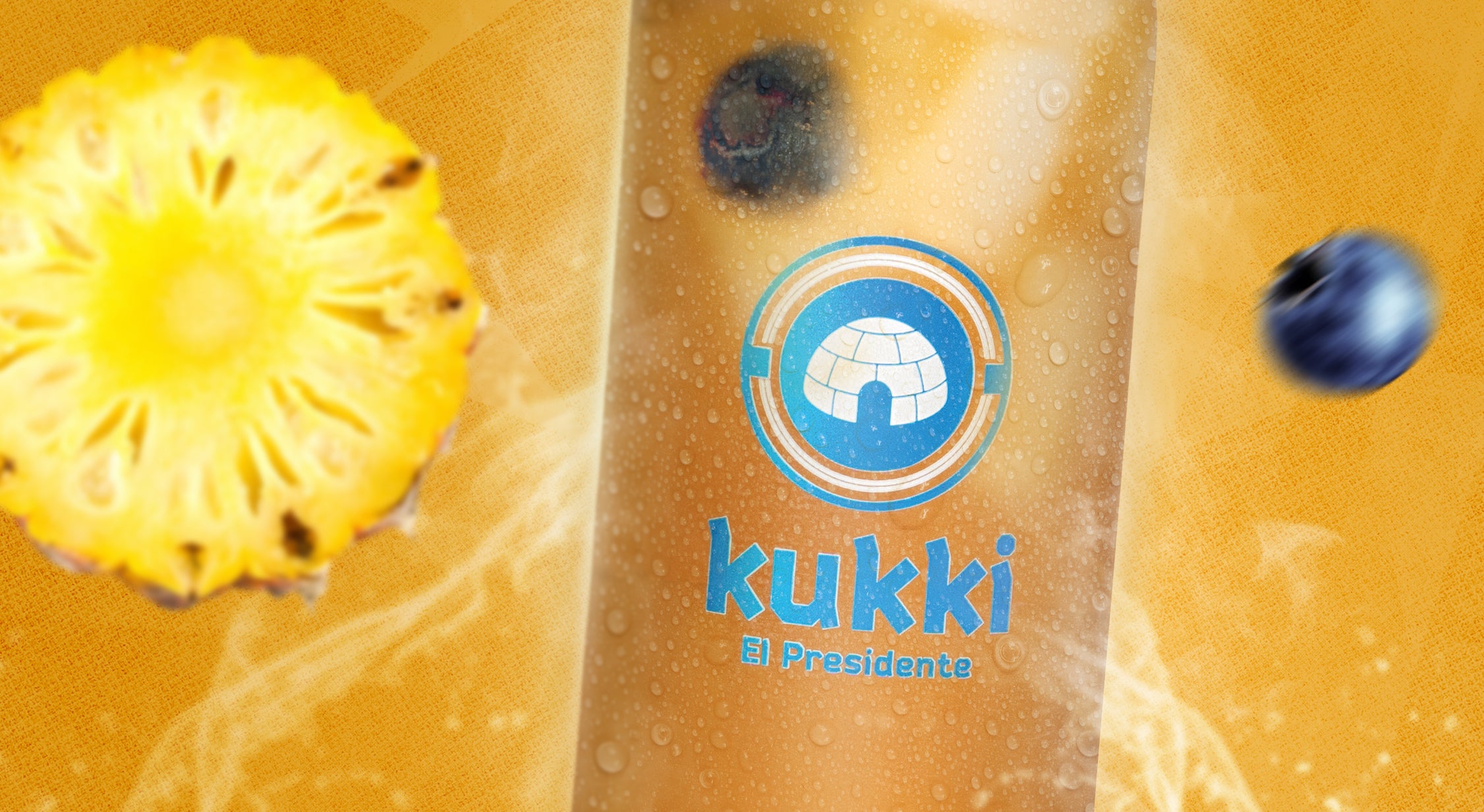Nahaufnahme eines kukki Cocktails El Presidente im Glas mit Kondensation, Ananasscheibe und Blaubeere vor gelbem Hintergrund.