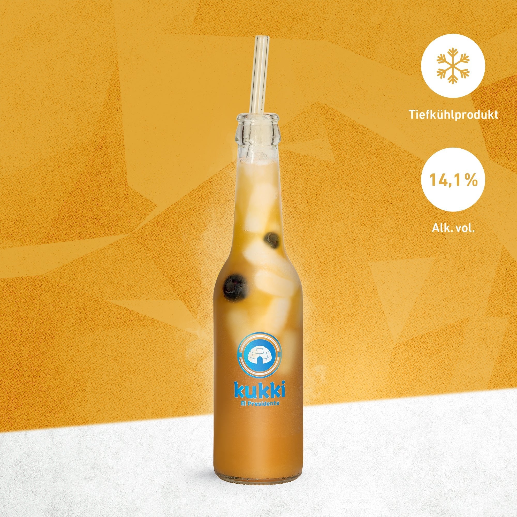 Glasflasche kukki Cocktail El Presidente mit braunem Cocktail, Eiswürfeln, dunklen Früchten und Strohhalm.