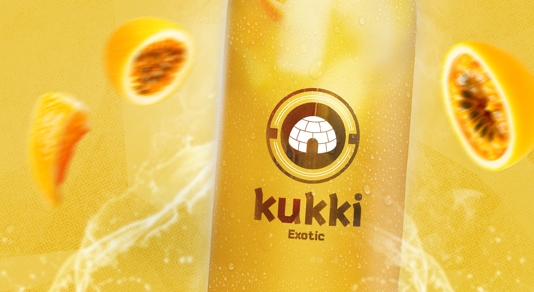 kukki Cocktail Exotic in Glasflasche mit gelb-orangefarbenem Getränk und Fruchtscheiben vor gelbem Hintergrund