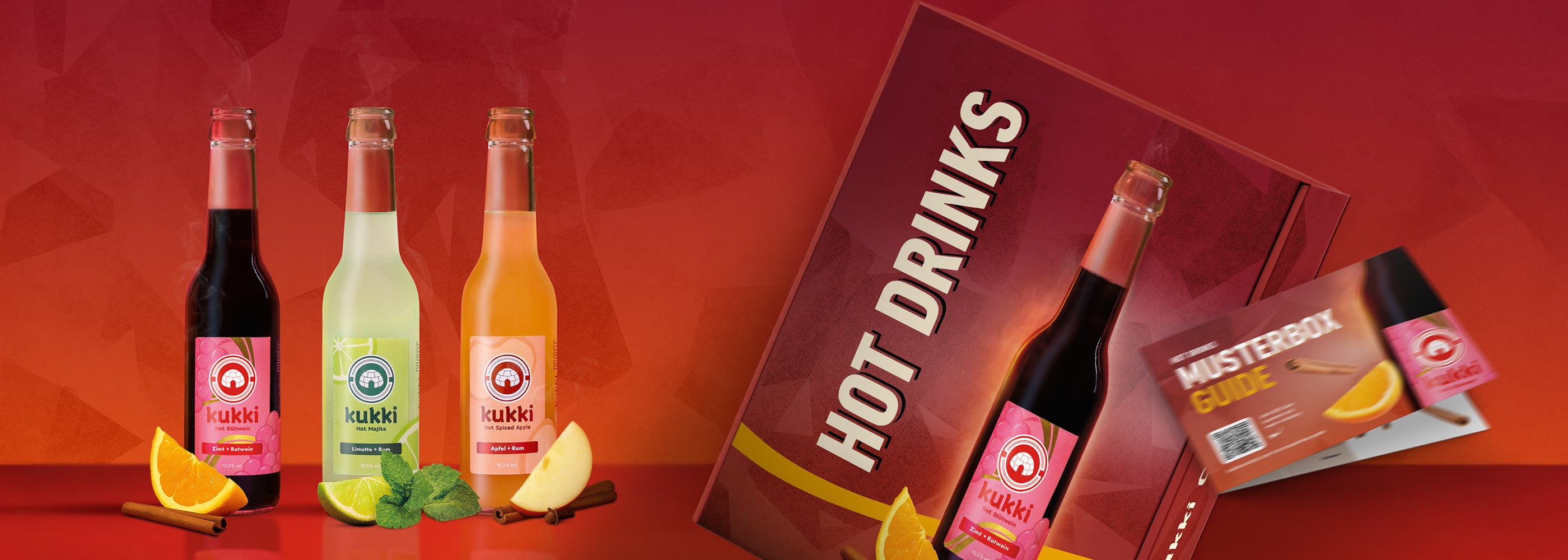 Dampfende kukki Cocktail-Flaschen mit Glühwein, Mojito und Gewürzapfel vor rotem Geschenkbox-Hintergrund