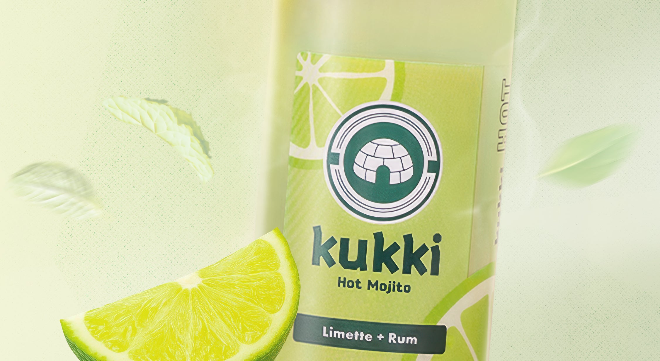 kukki Cocktail Hot Mojito mit Limette und Rum in grüner Flasche mit Limettenscheibe und Minzblättern