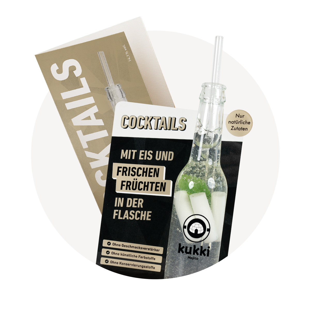 kukki Cocktail Mojito in Glasflasche mit Eis, Minze und Strohhalm vor Werbekarte mit Infos zu Zutaten und 14% Alkohol