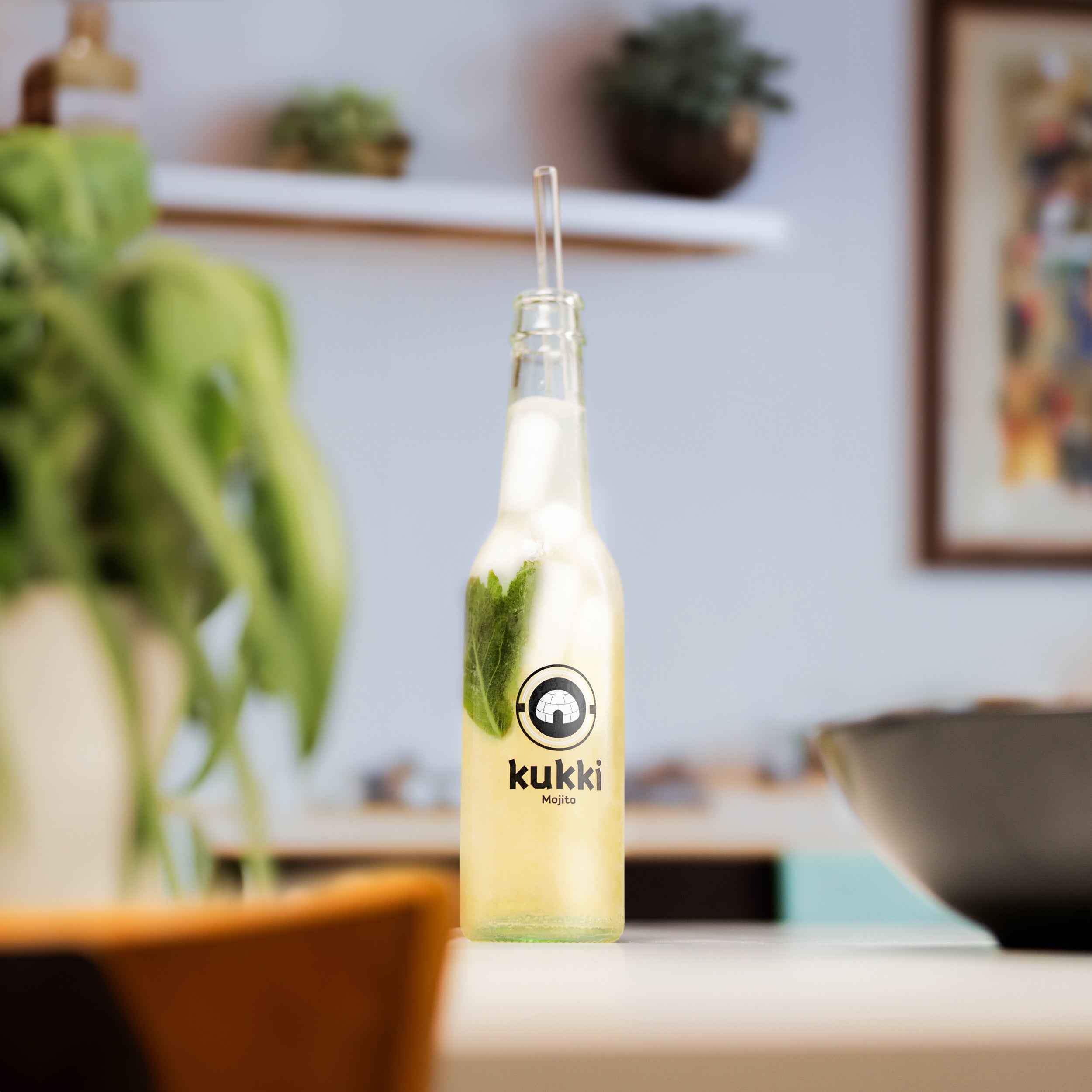 kukki Cocktail Mojito in Glasflasche mit Eiswürfeln und frischer Minze bereit für den sofortigen Genuss