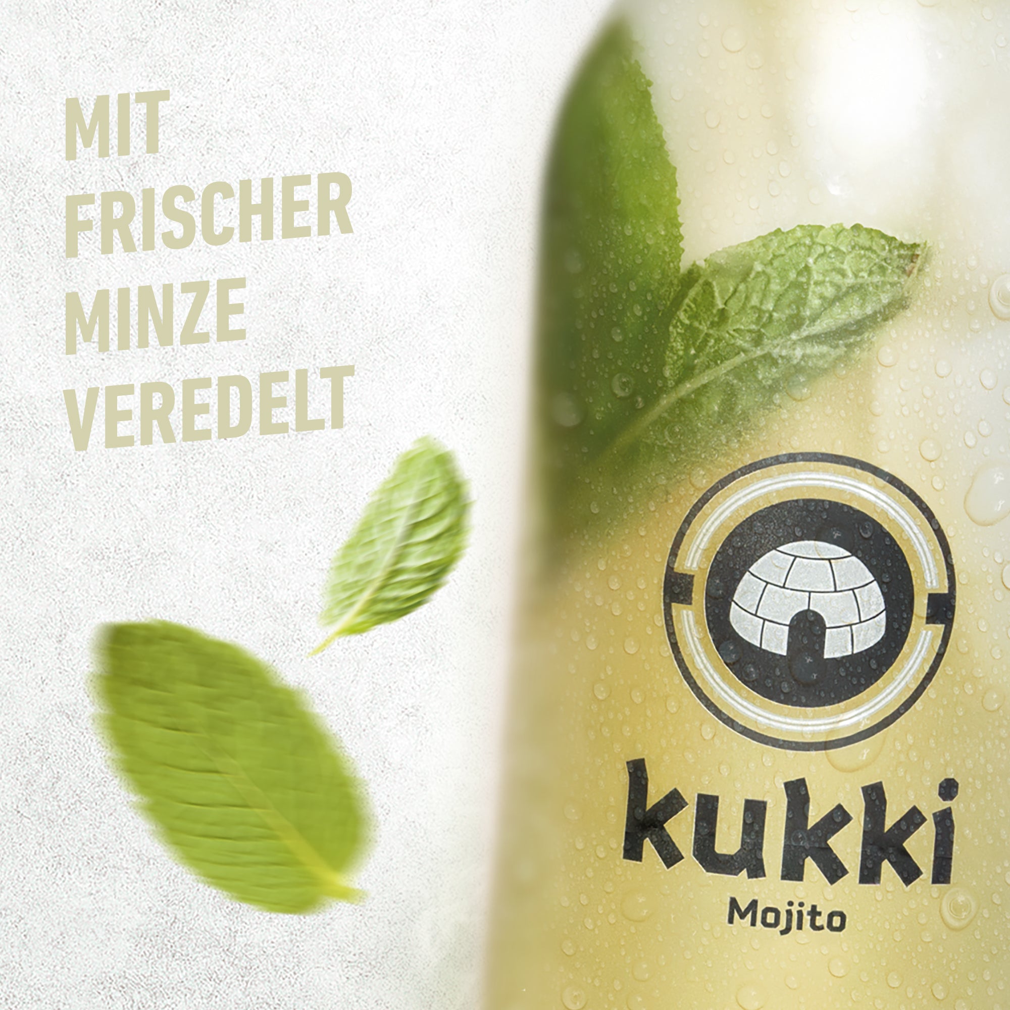 kukki Cocktail Mojito in Glasflasche mit frischen Minzblättern und Kondenswassertropfen