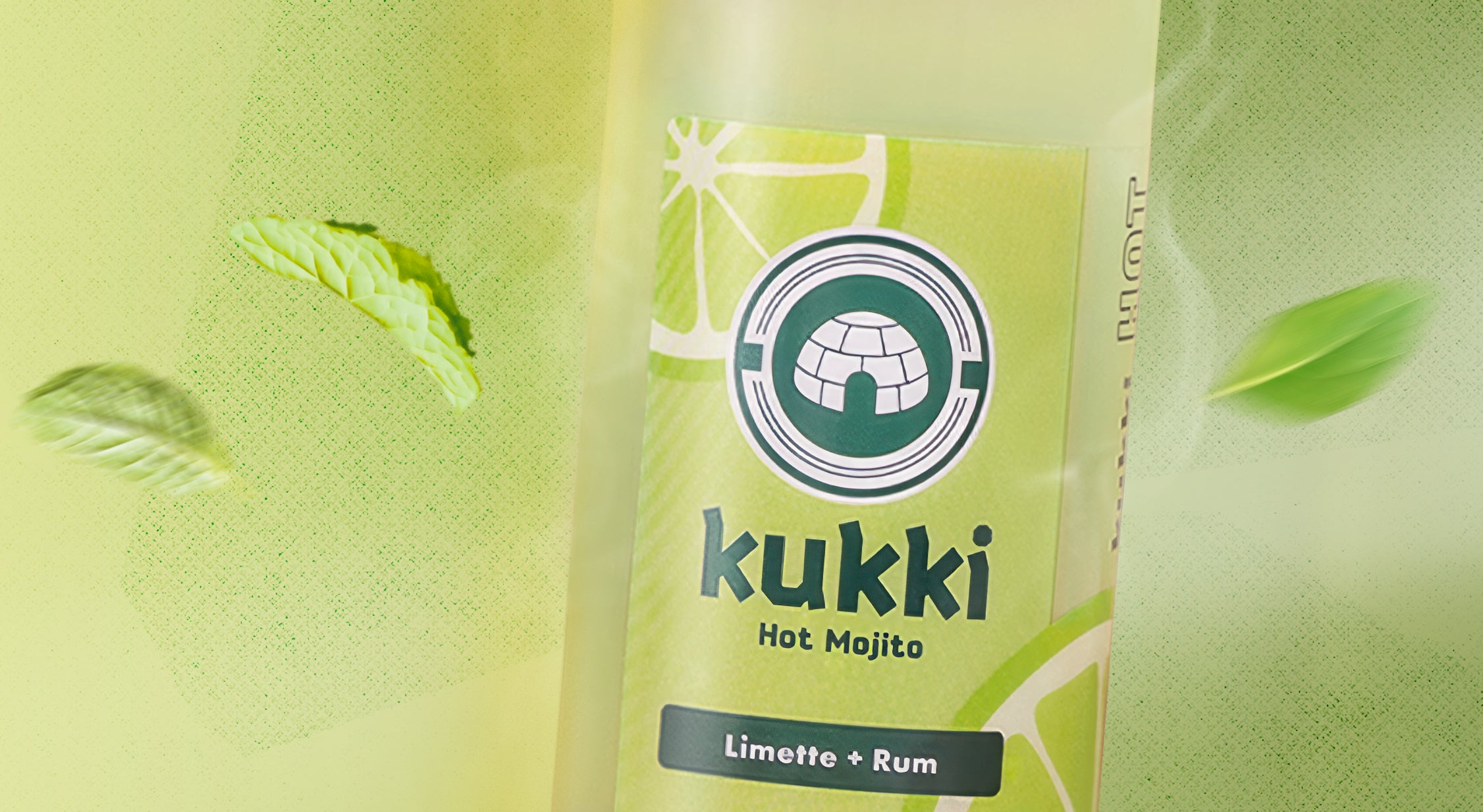 kukki Cocktail Mojito in grüner Flasche mit Limette, Rum und Minze vor grünem Hintergrund