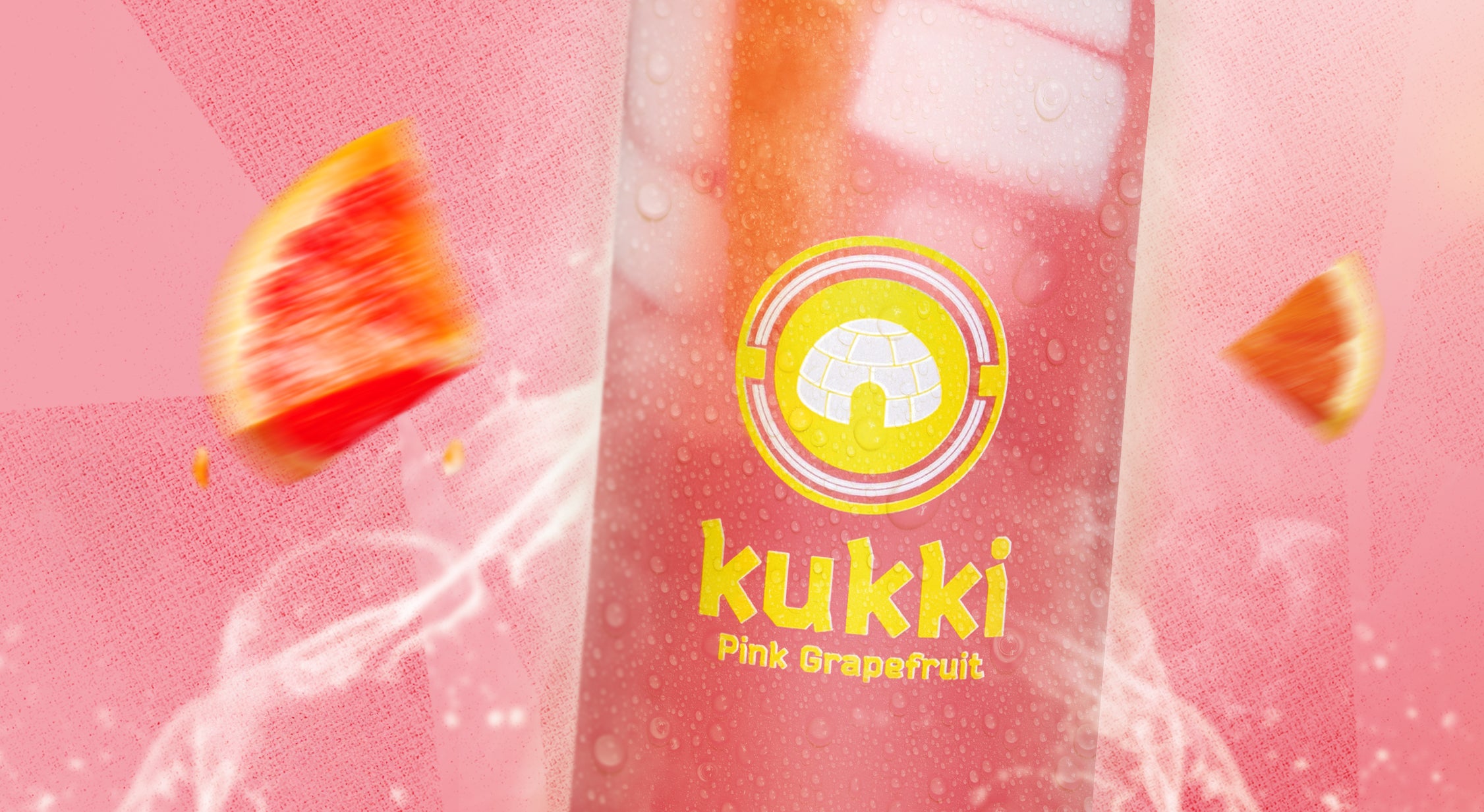 kukki Cocktail Pink Grapefruit in Glasflasche mit Kondensation vor rosa Hintergrund