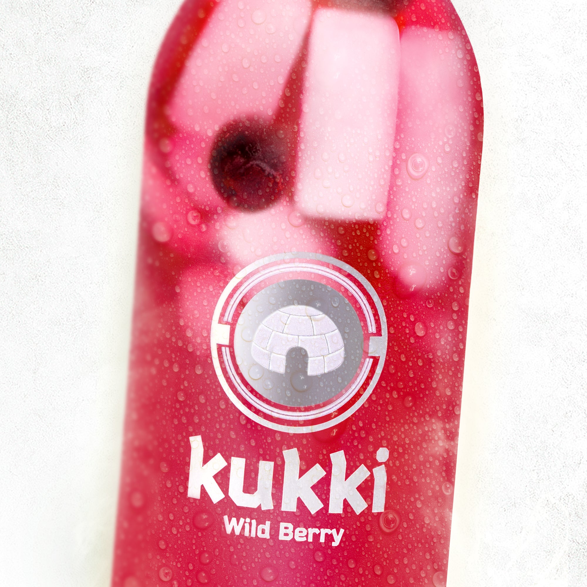 Wild Berry Eis am Stiel mit gefrorenen Eiswürfeln und dunklen Beeren im Glasflaschen-Design von kukki Cocktail