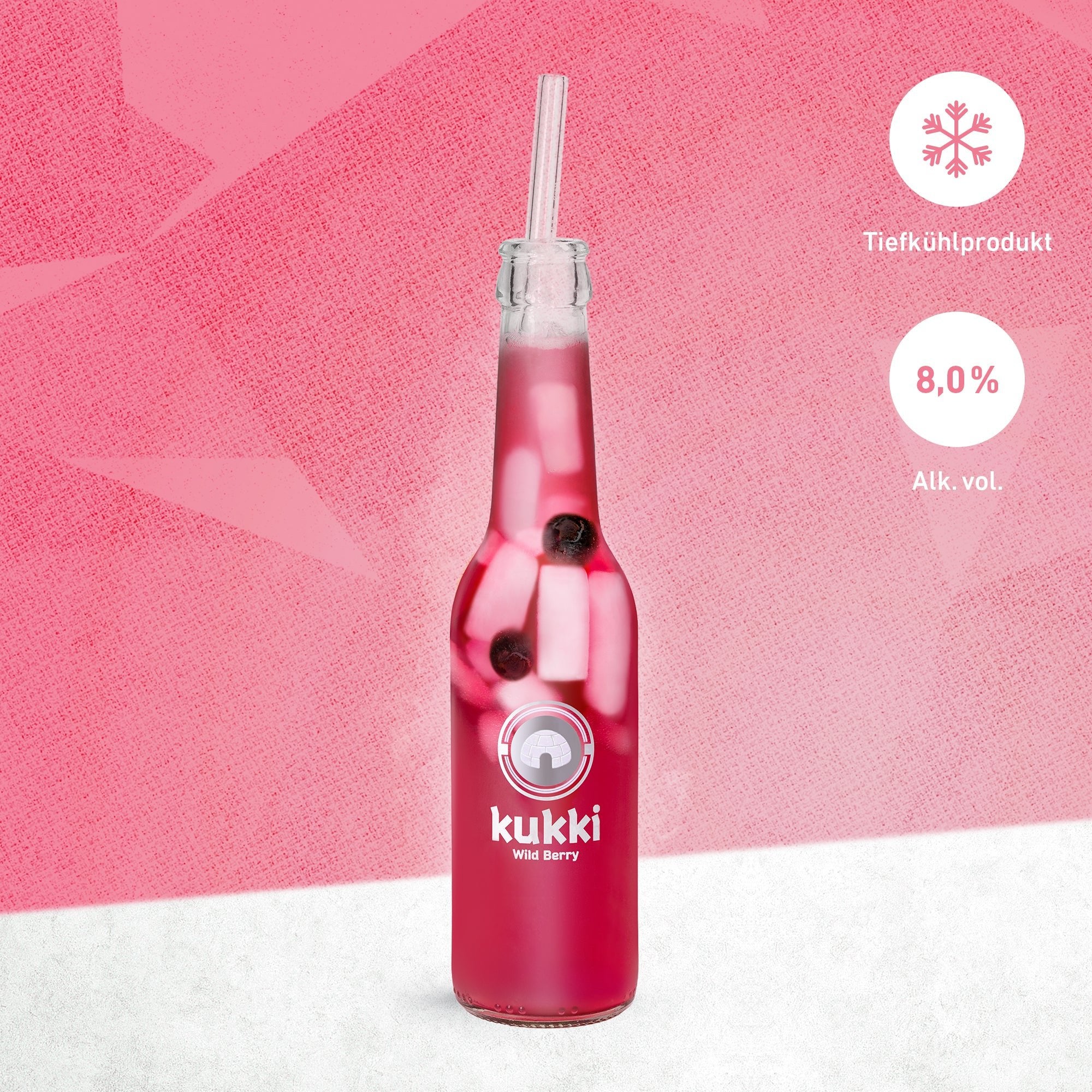 kukki Cocktail Wild Berry Glasflasche mit Eis und dunklen Beeren vor pinkem und weißem Hintergrund.
