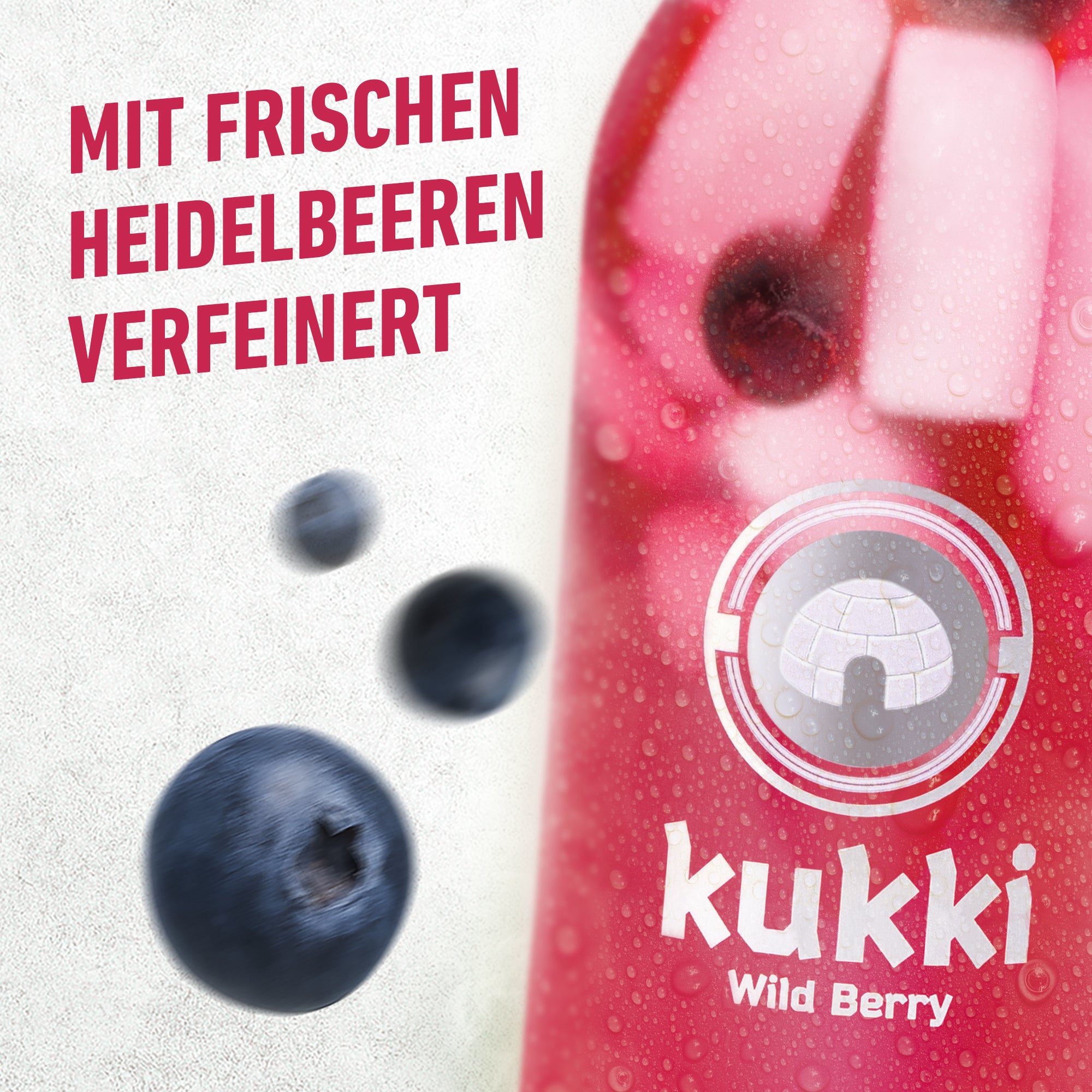 kukki Cocktail Wild Berry in Glasflasche mit Eis und frischen Heidelbeeren vor hellem Hintergrund
