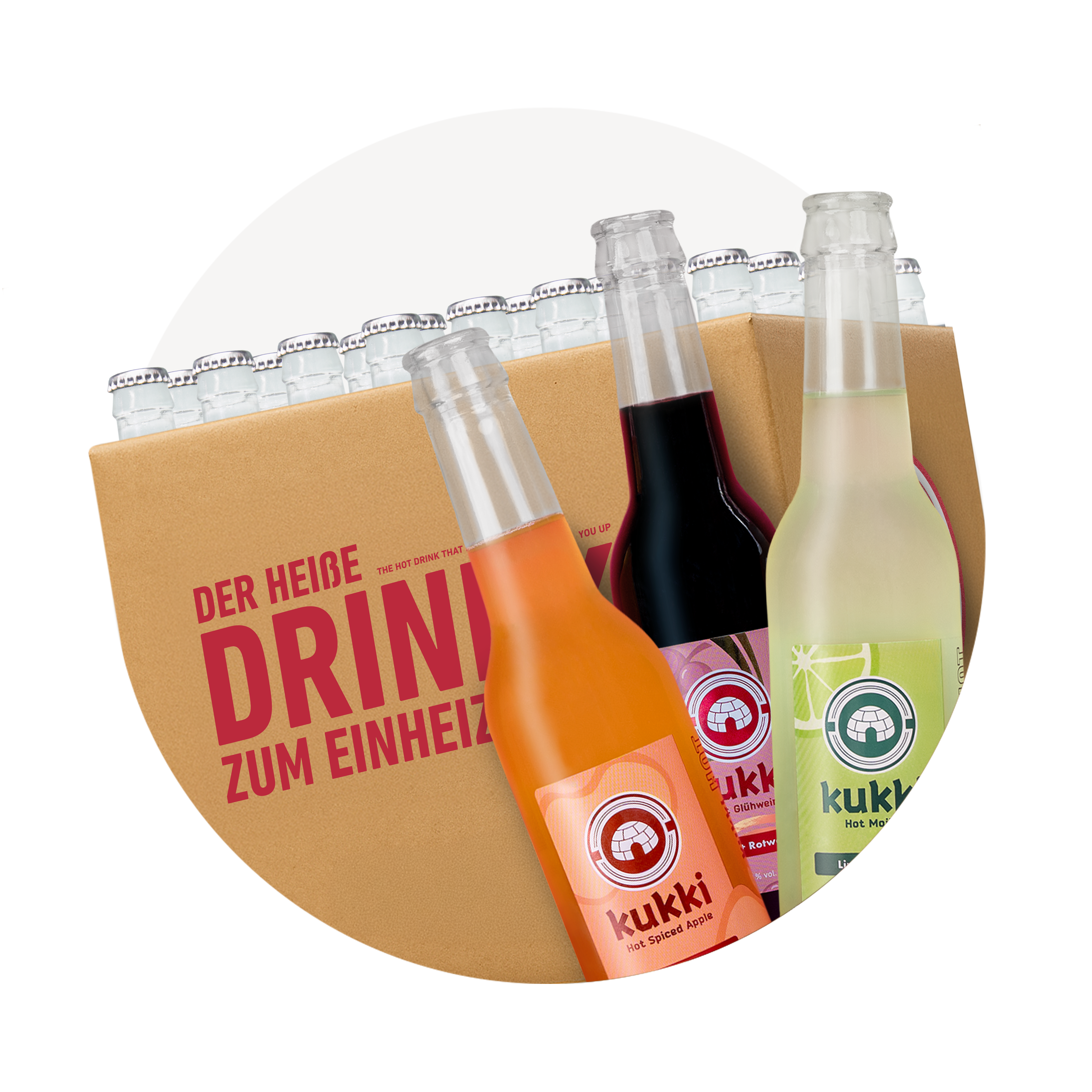 Drei klare Glasflaschen von kukki Cocktail mit Hot Spiced Apple, Glühwein Rotwein und Hot Mojito Limette vor einem Kartonträger.