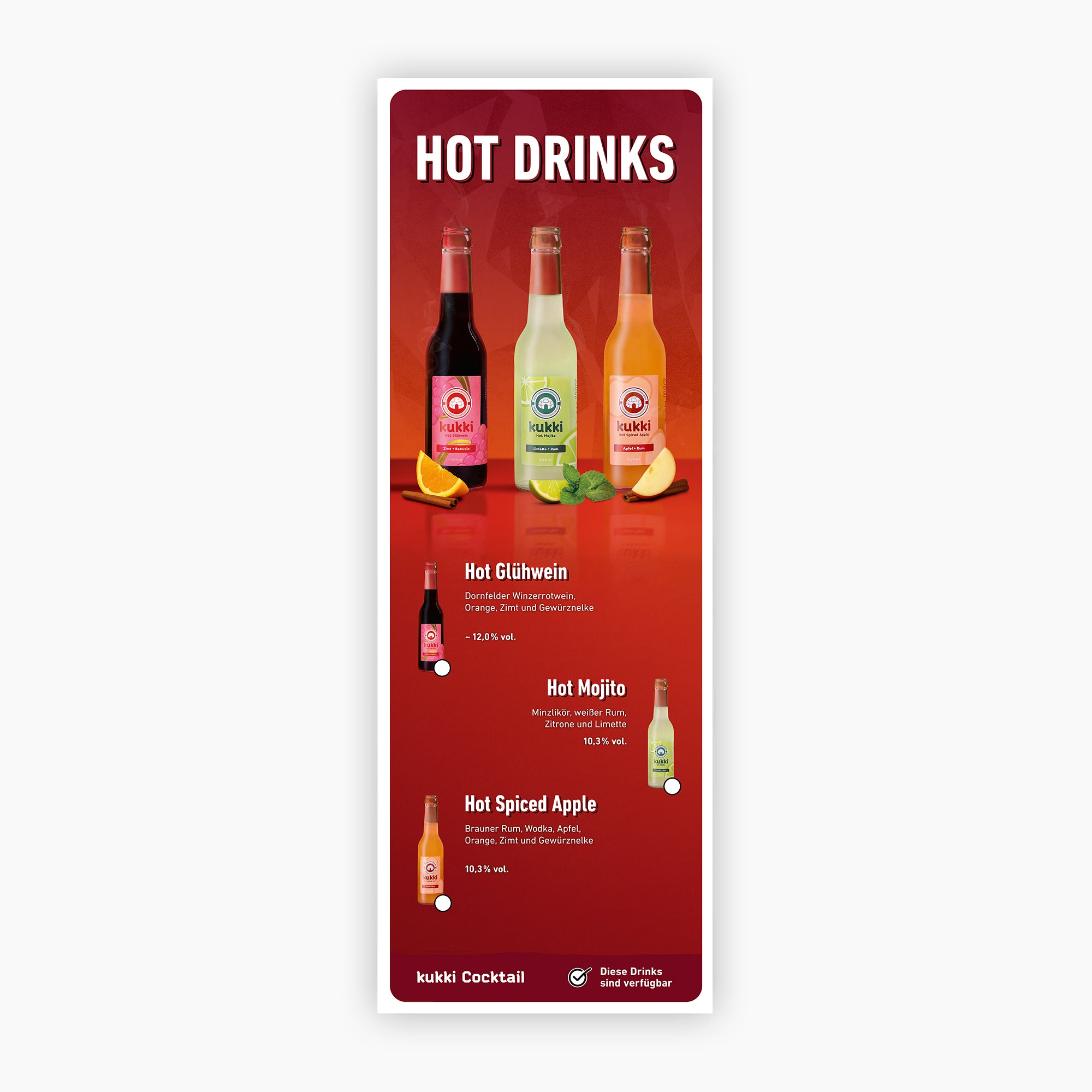 Drei Glasflaschen mit kukki hot drinks in den Sorten Hot Glühwein, Hot Mojito und Hot Spiced Apple, mit frischen Früchten und Gewürzgarnituren.