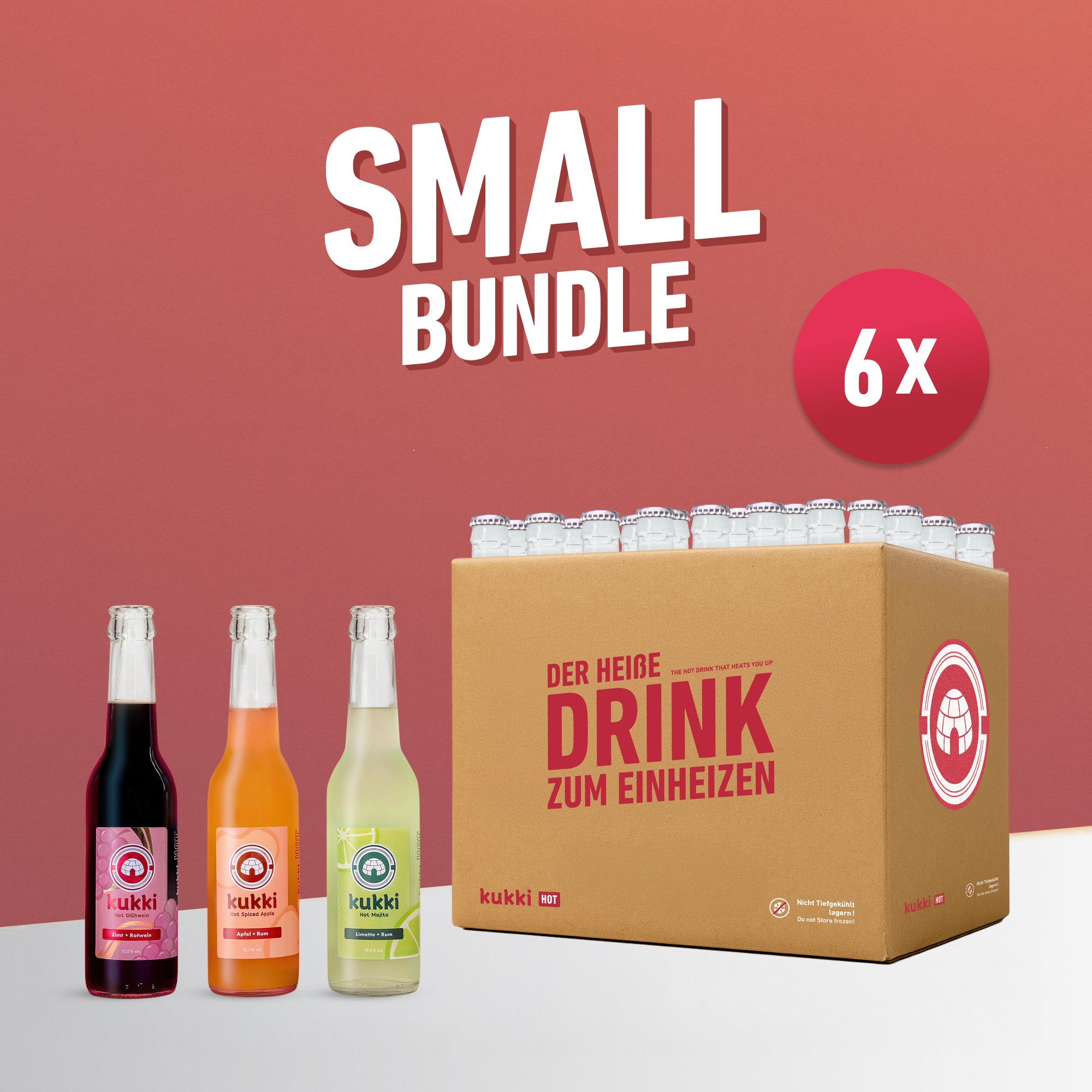 Kleines Bundle mit sechs Glasflaschen kukki Hot Getränken in Varianten: Glühwein, Spiced Apple, Mojito. Vor braunem Karton.