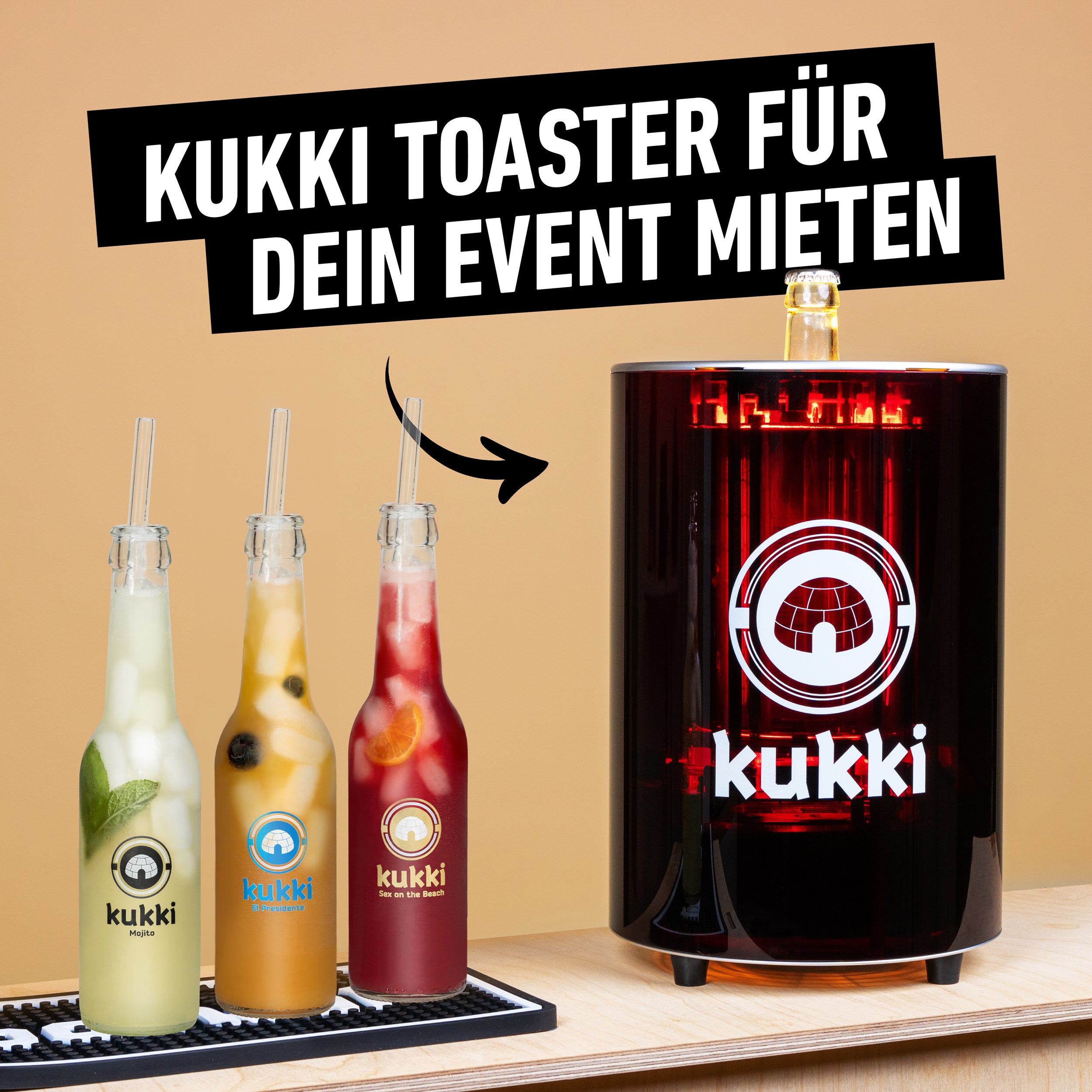 Schwarzer kukki Toaster mit rotem Licht auf Holztisch, neben drei kukki Cocktailflaschen: Mojito, El Presidente, Sex on the Beach.