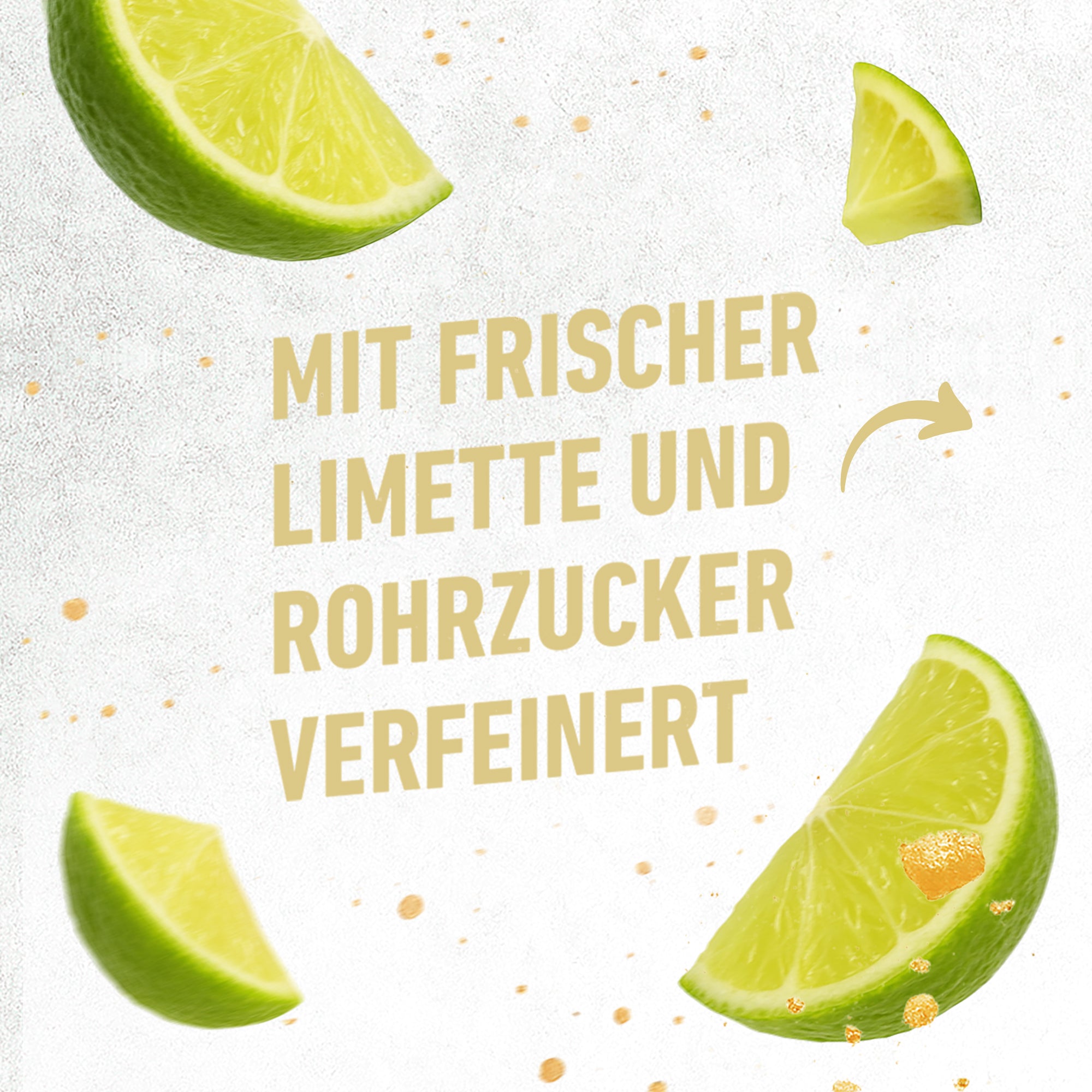 Vier Limettenscheiben mit frischem Saft und goldenen Rohrzuckerkristallen auf hellem Hintergrund.